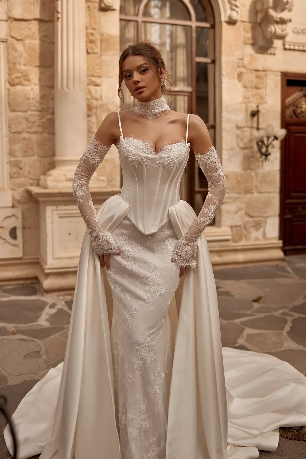 Velvet Saten Entegre Korseli İçi Balık Üstü Prenses Entegre Kollu Eldivenli Fransız Danteli Gelinlik - Mediha Cambaz Bridal
