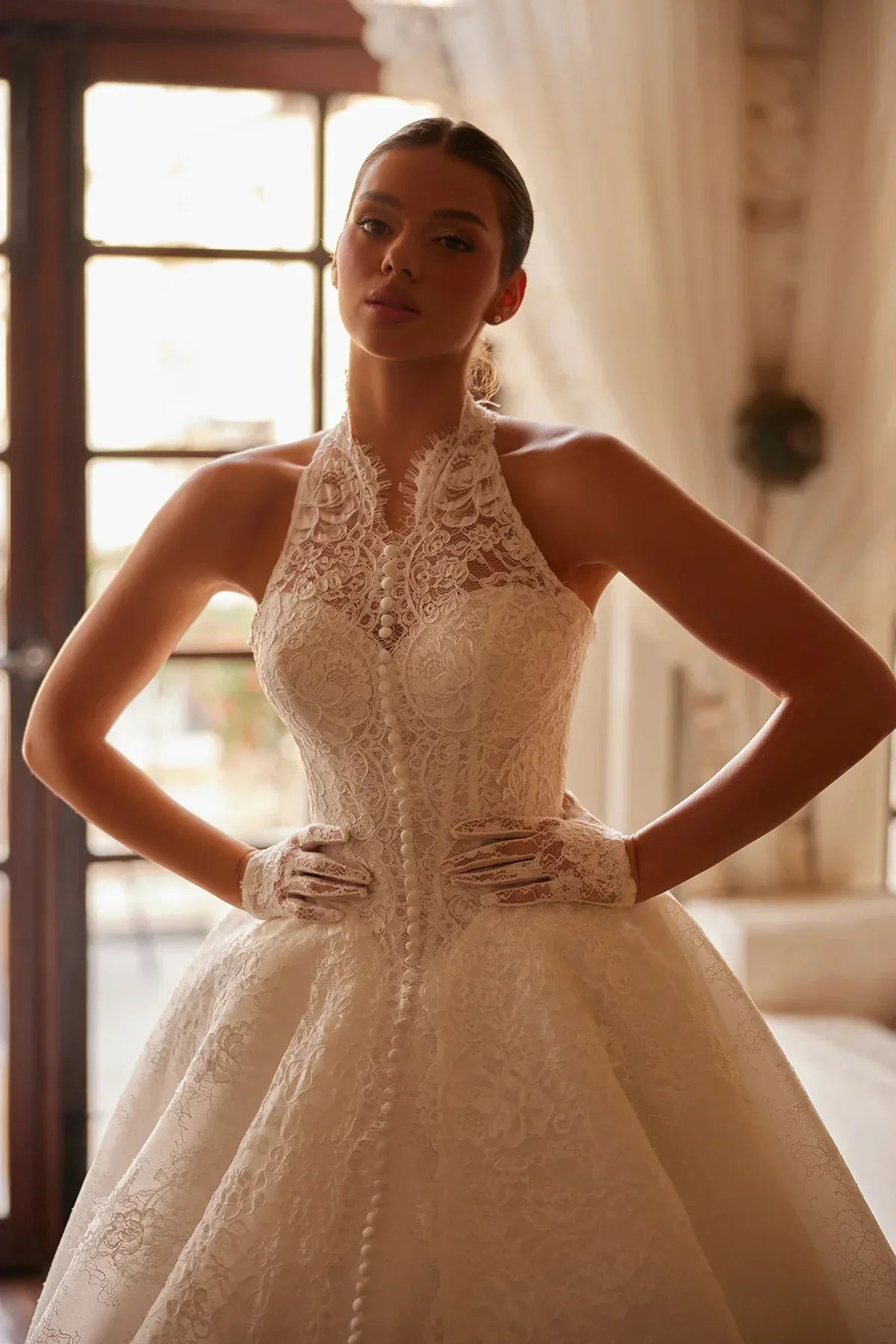 Voile Halter Yaka Düğme Detaylı Fransız Dantelli Gelinlik - Mediha Cambaz Bridal