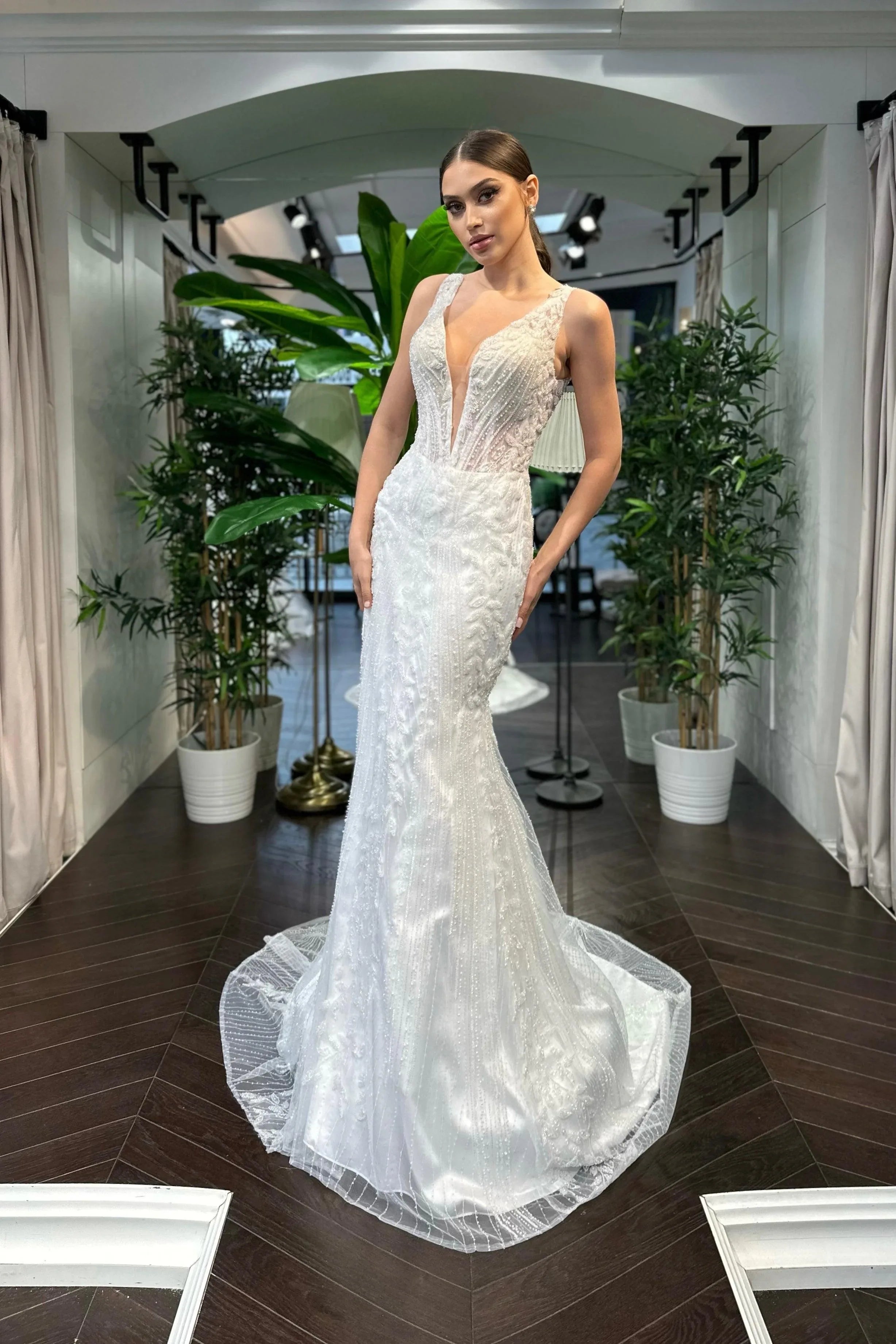 Aly Derin V Yaka Dantel İşlemeli Balık Gelinlik - Mediha Cambaz Bridal