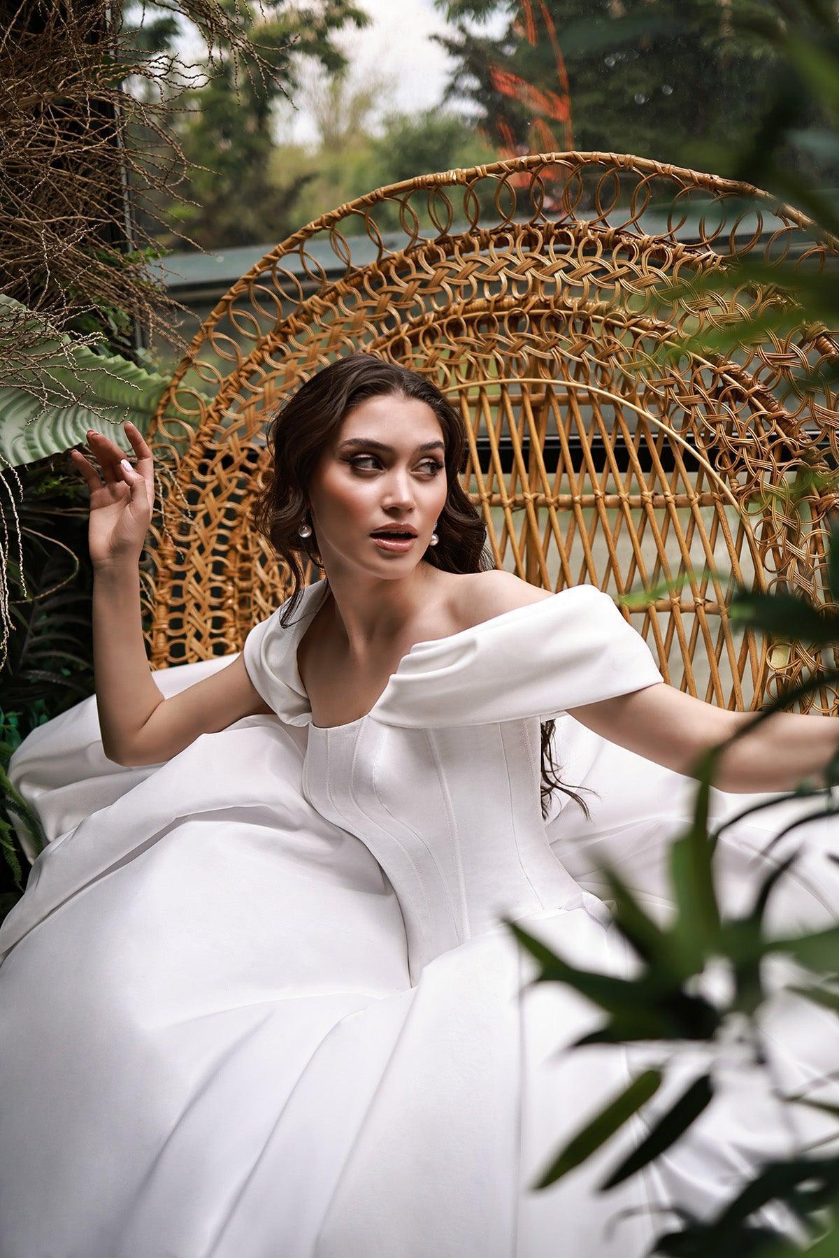 Bernice Saten Korsajlı Düşük Omuzlu A Kesim Gelinlik - Mediha Cambaz Bridal