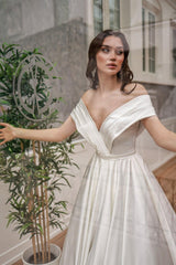 Cassandra Kayık Yaka Saten Drapeli A Kesim Gelinlik - Mediha Cambaz Bridal