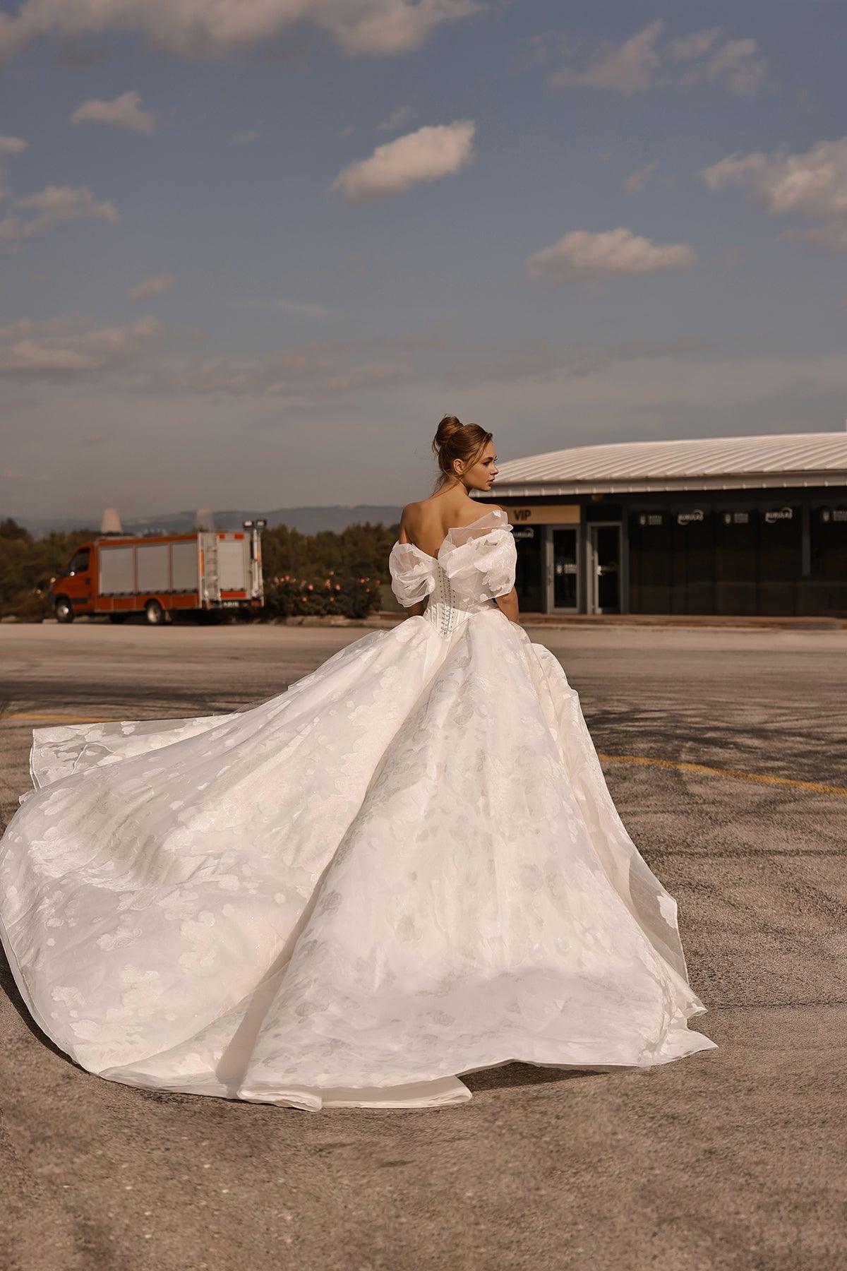 Daphne 24 Havuz Yaka Prenses Model Gelinlik - Mediha Cambaz Bridal