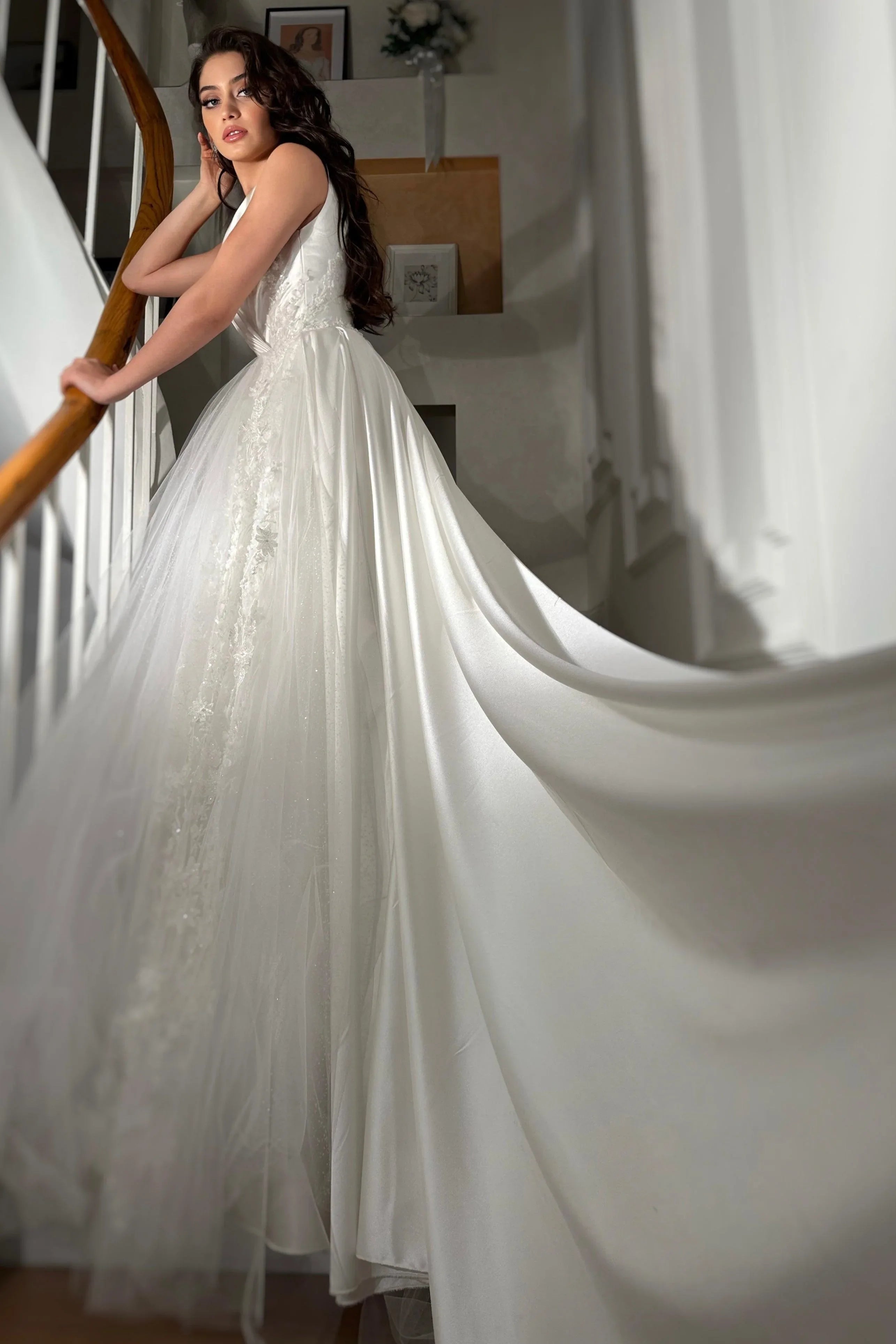 Emilia Saten V Yaka Askılı A Kesim Gelinlik - Mediha Cambaz Bridal
