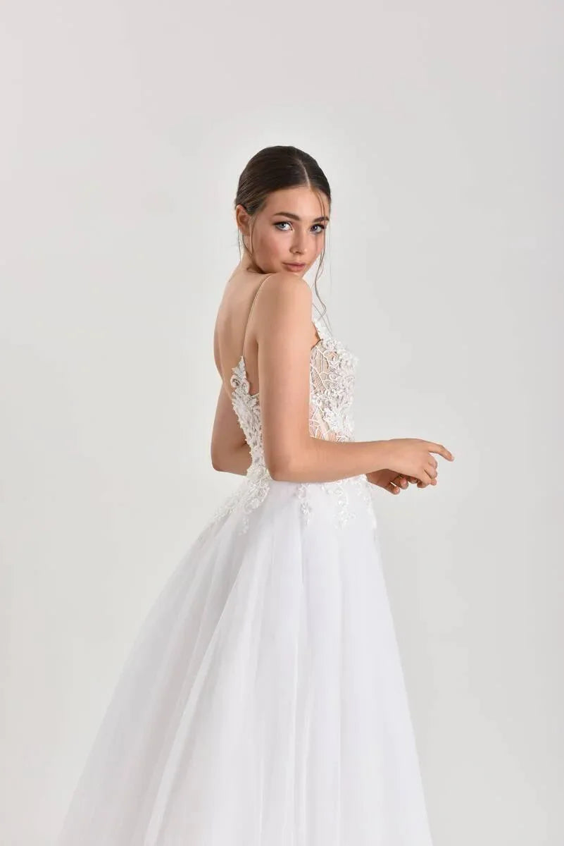 Leo Minor Üç Boyutlu Dantel Düz Kesim Gelinlik - Mediha Cambaz Bridal