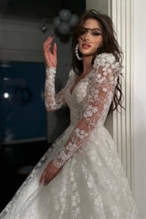 Lucia Fransız Dantel Kalp Yaka A Kesim Gelinlik - Mediha Cambaz Bridal