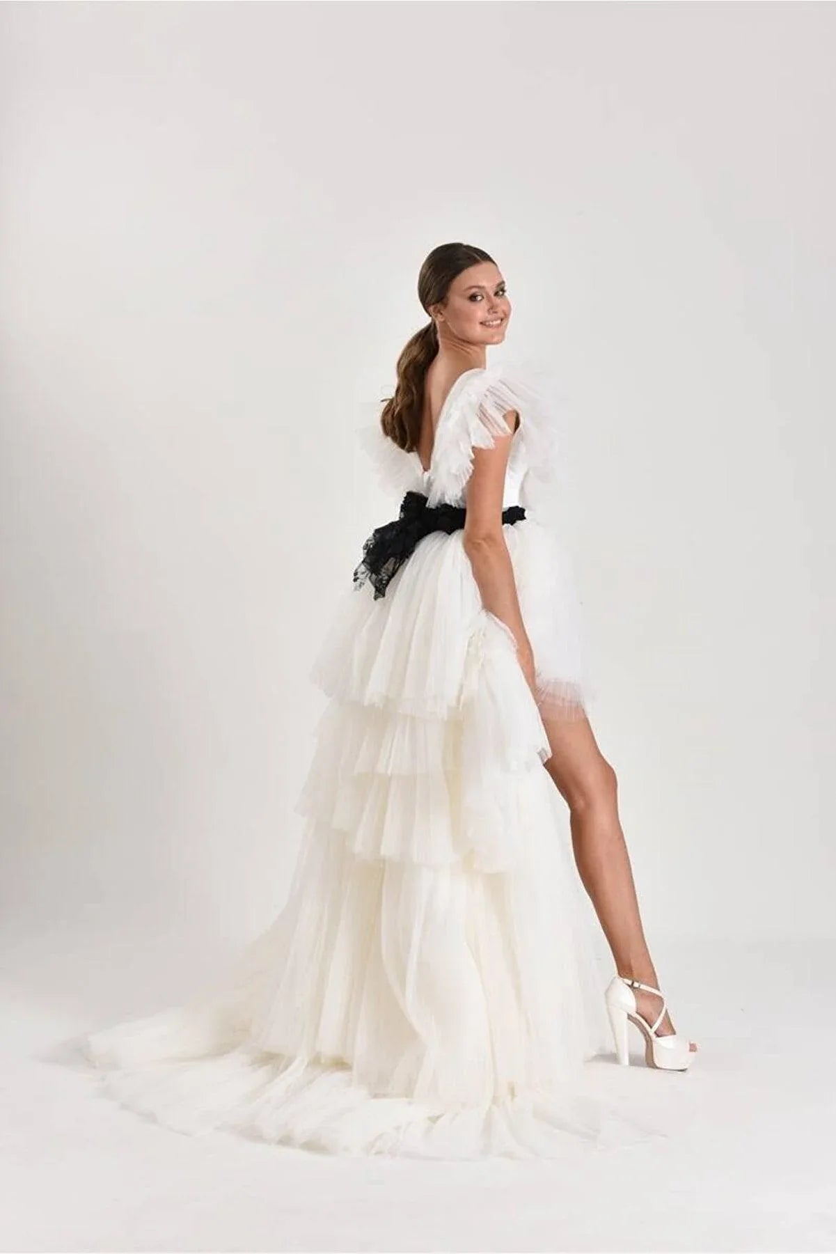 Pictor Katlı Tül Arkası Uzun Önü Kısa Gelinlik - Mediha Cambaz Bridal