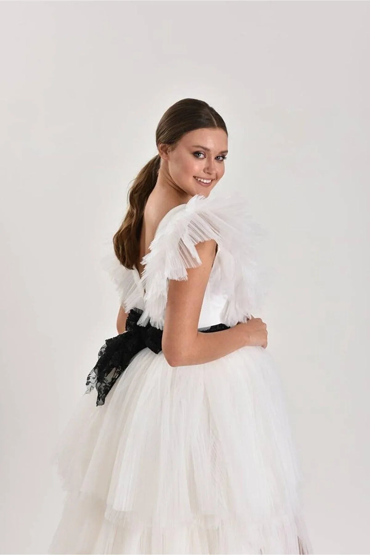 Pictor Katlı Tül Arkası Uzun Önü Kısa Gelinlik - Mediha Cambaz Bridal