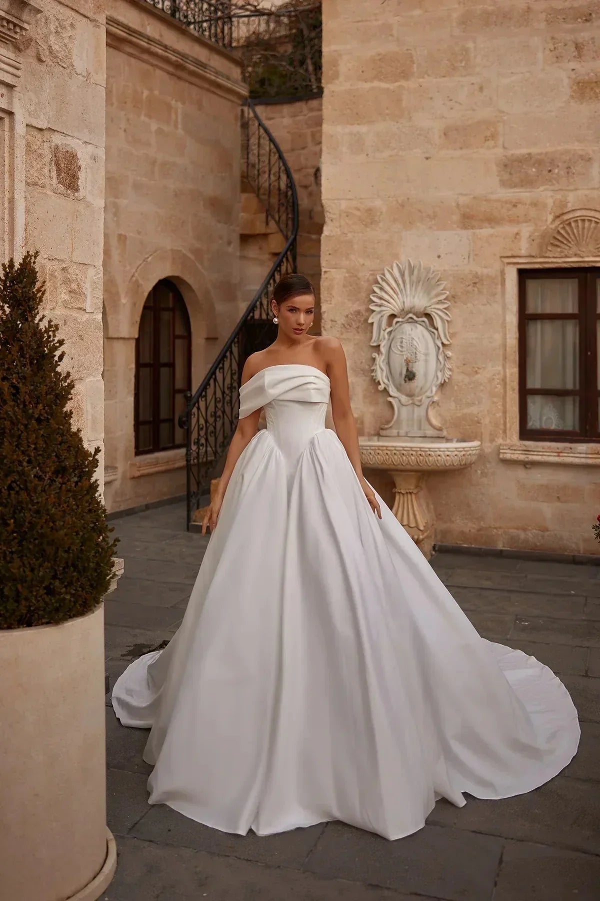 Saten mi, Tafta mı? Hayalinizdeki Gelinliği Belirleyen Kumaş Rehberi - Mediha Cambaz Bridal