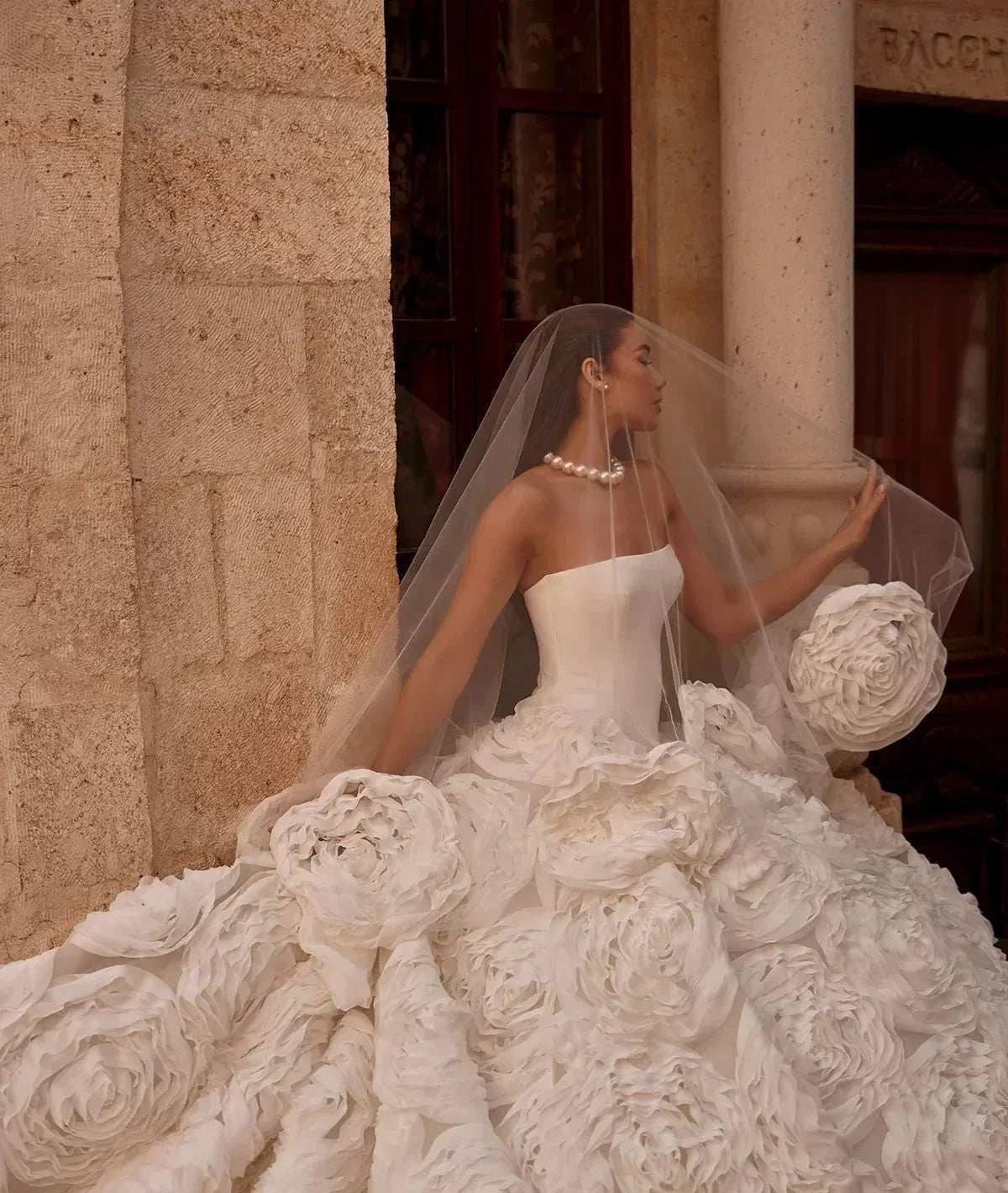 Sade Gelinlik Modellerini Tamamlayacak Zarif Duvak Önerileri - Mediha Cambaz Bridal