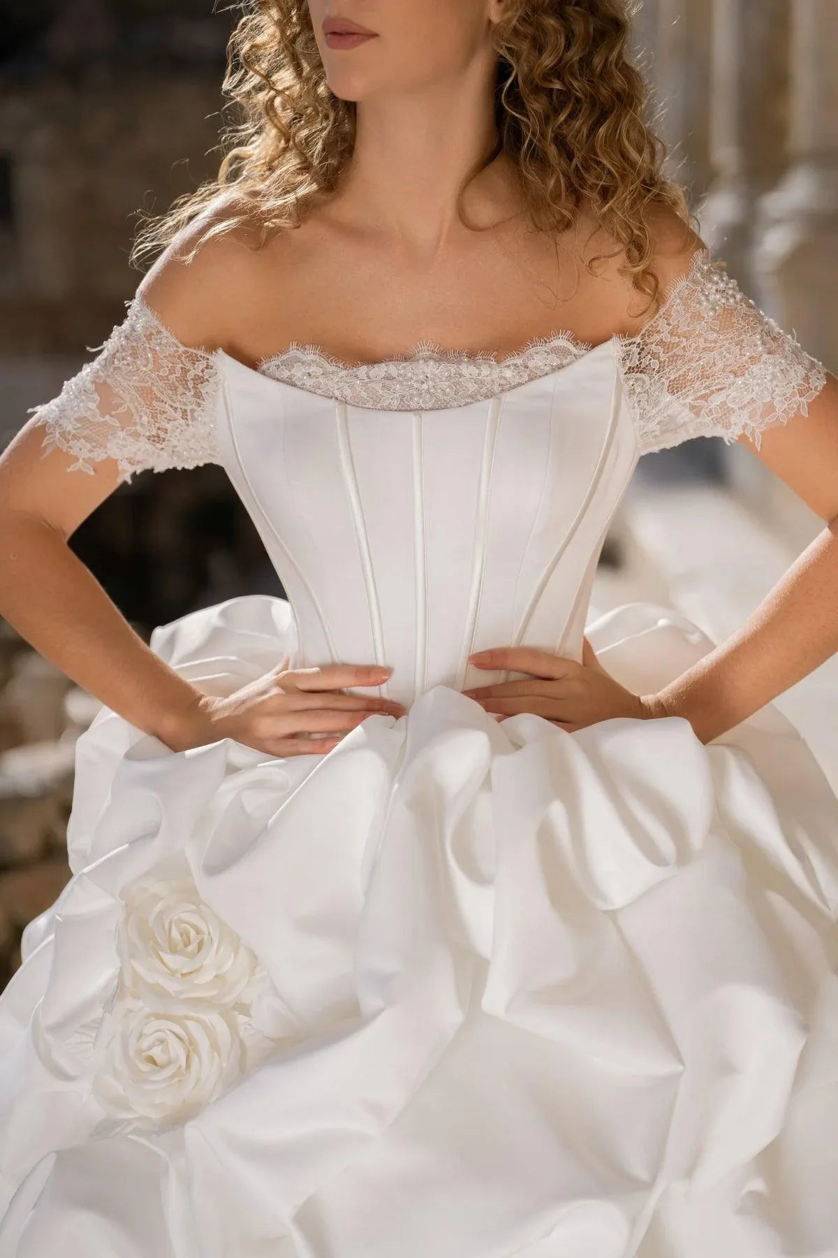Artemisia Fransız Dantelli Korseli Üç Boyutlu Saten Gelinlik - Mediha Cambaz Bridal