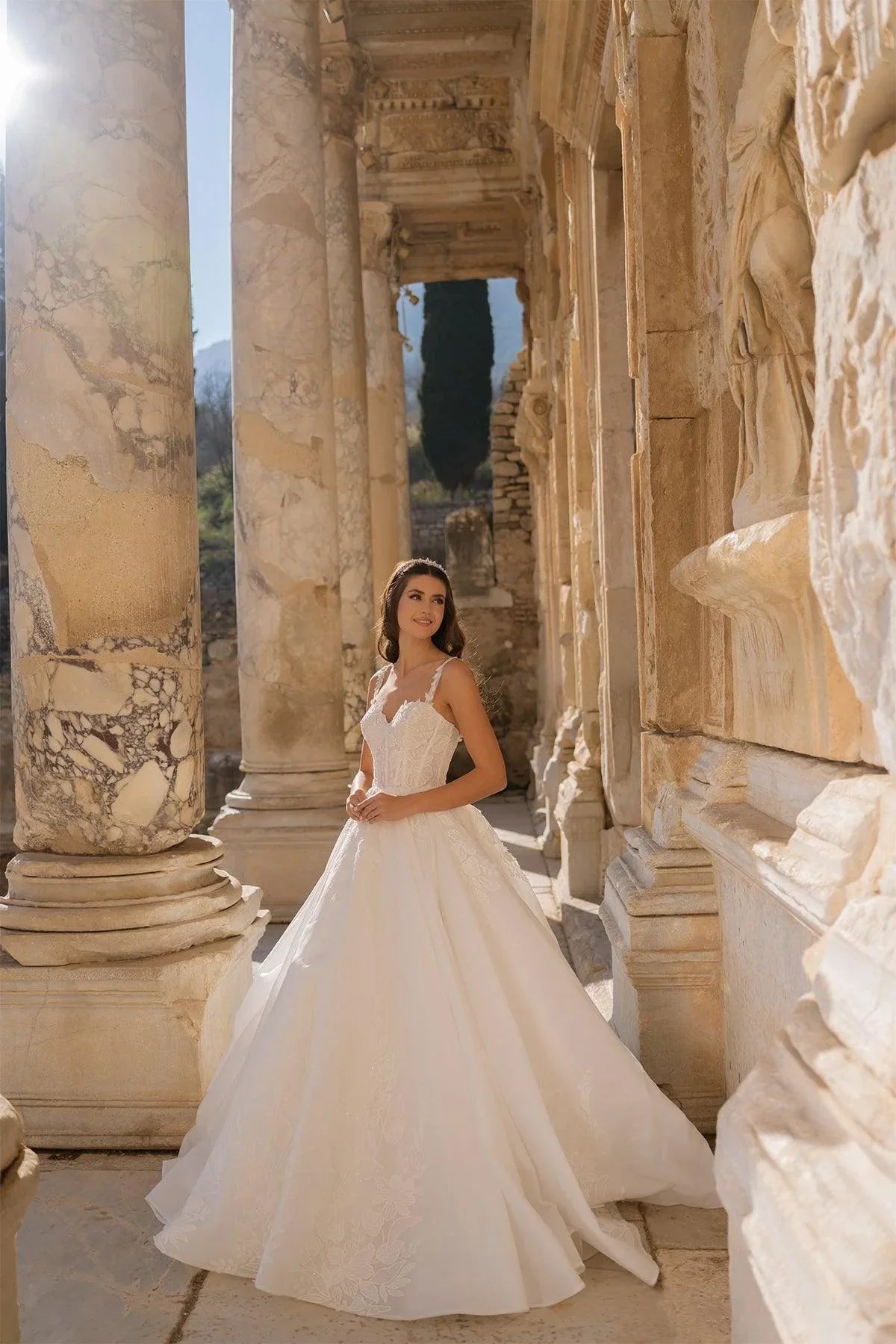 Seneca Kalp Yaka Çiçekli Pileli Prenses Gelinlik - Mediha Cambaz Bridal