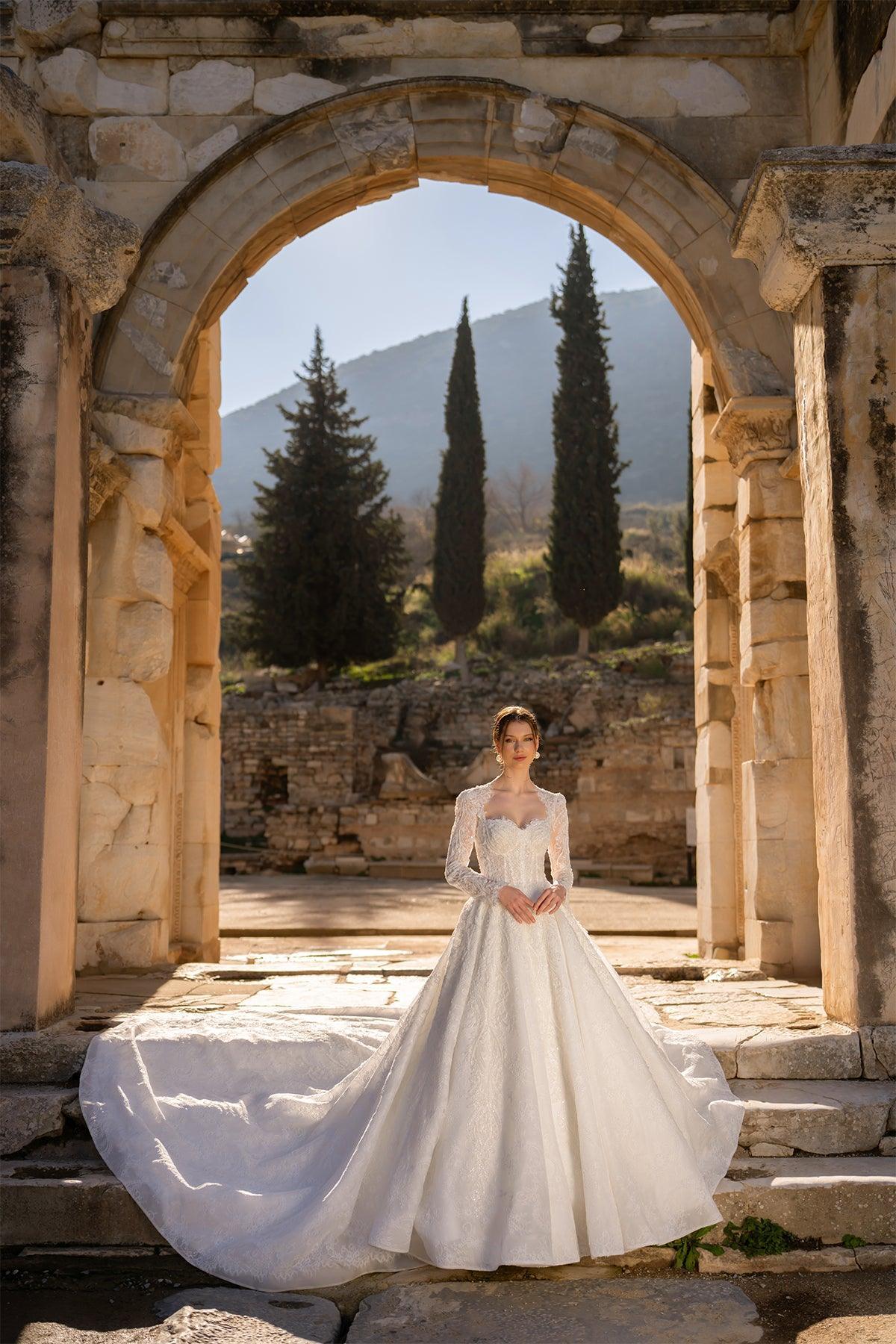 Dionysius Uzun Kollu Beş Köşe Yaka Prenses Gelinlik - Mediha Cambaz Bridal