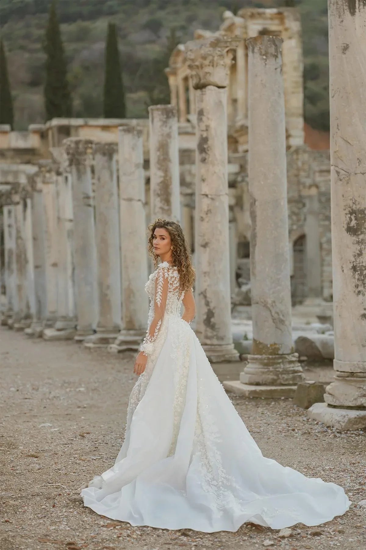 Mattise Uzun Kollu Işıltılı ve Üç Boyutlu Balık Gelinlik - Mediha Cambaz Bridal