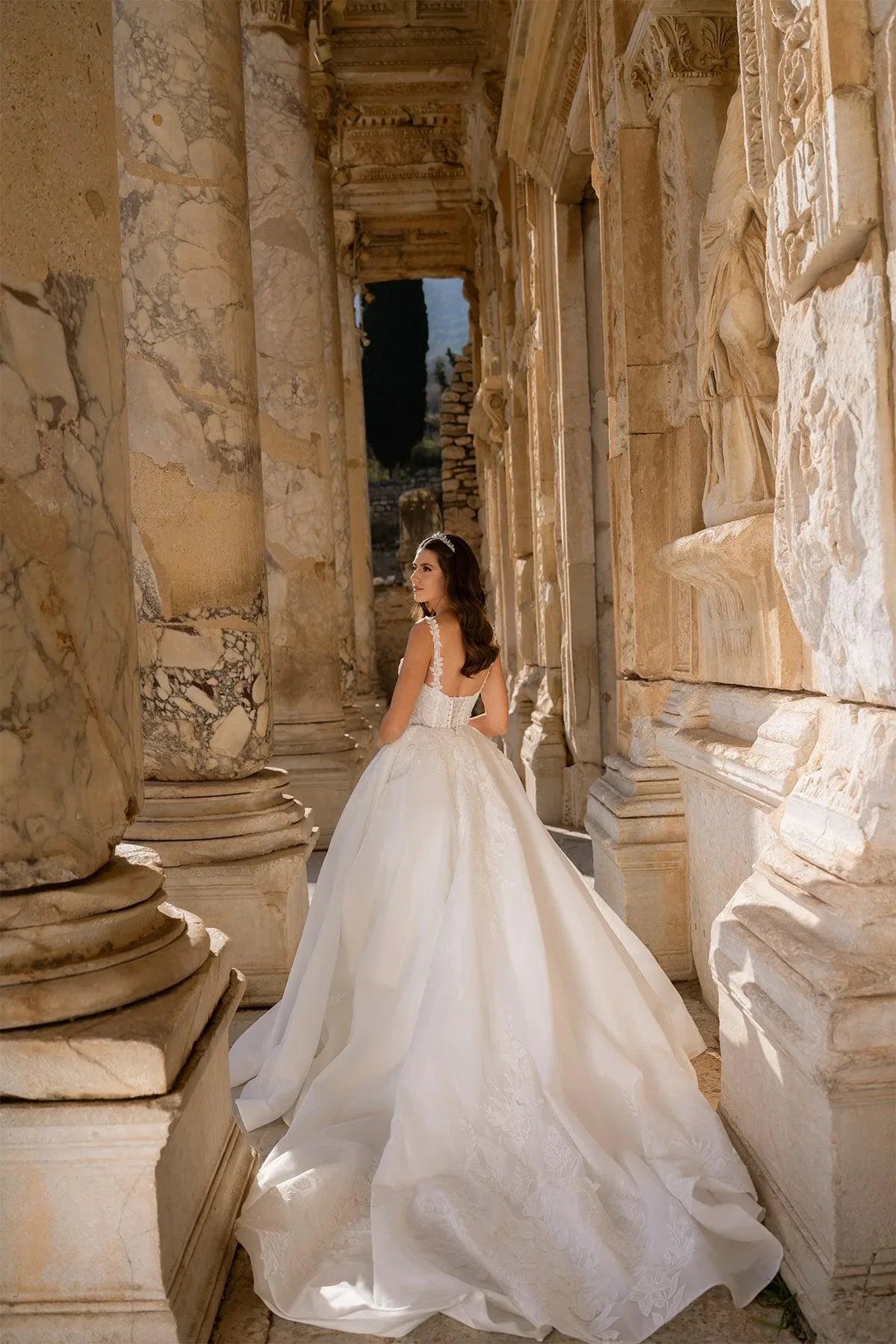 Seneca Kalp Yaka Çiçekli Pileli Prenses Gelinlik - Mediha Cambaz Bridal