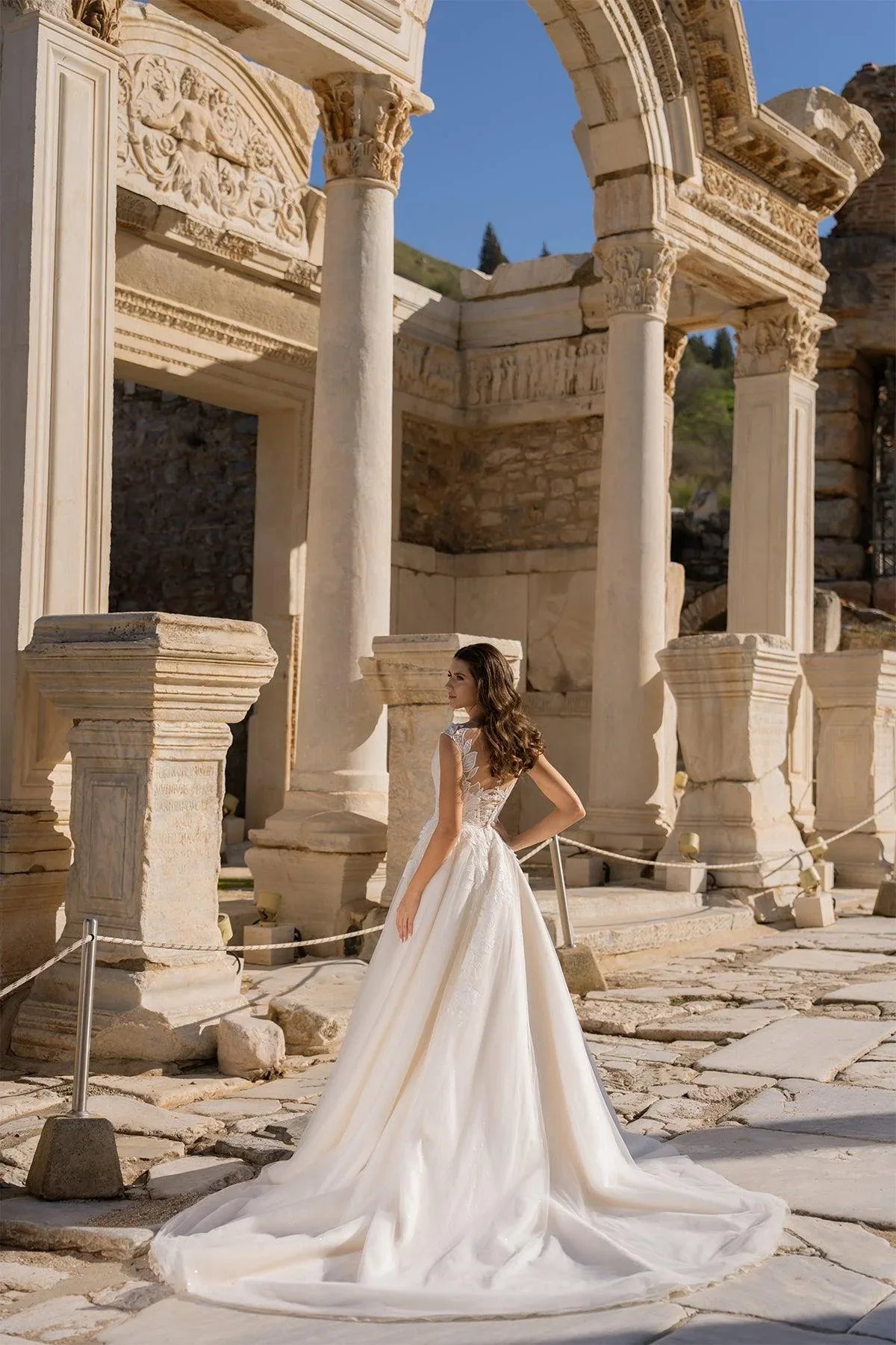 Mithridates Düşük Omuz Drapeli Helenistik Gelinlik - Mediha Cambaz Bridal