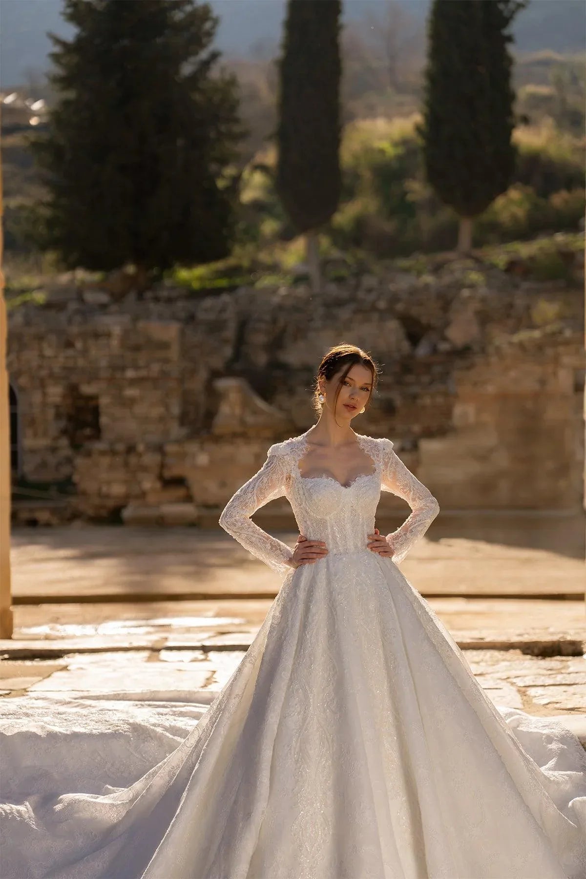 Dionysius Uzun Kollu Beş Köşe Yaka Prenses Gelinlik - Mediha Cambaz Bridal