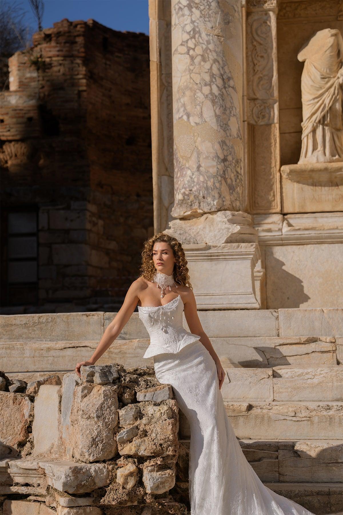 Soteria Havuz Yaka İnci İşlemeli Straplez Gelinlik - Mediha Cambaz Bridal