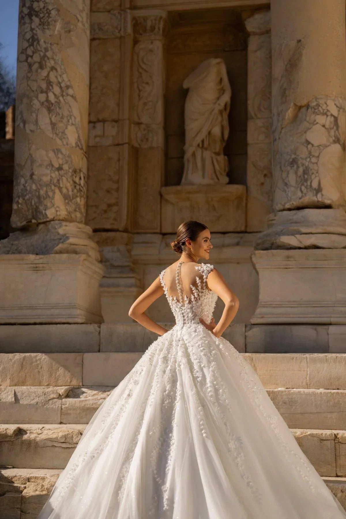 Arsineo Askılı Çiçek Aplikeli Prenses Kesim Gelinlik - Mediha Cambaz Bridal