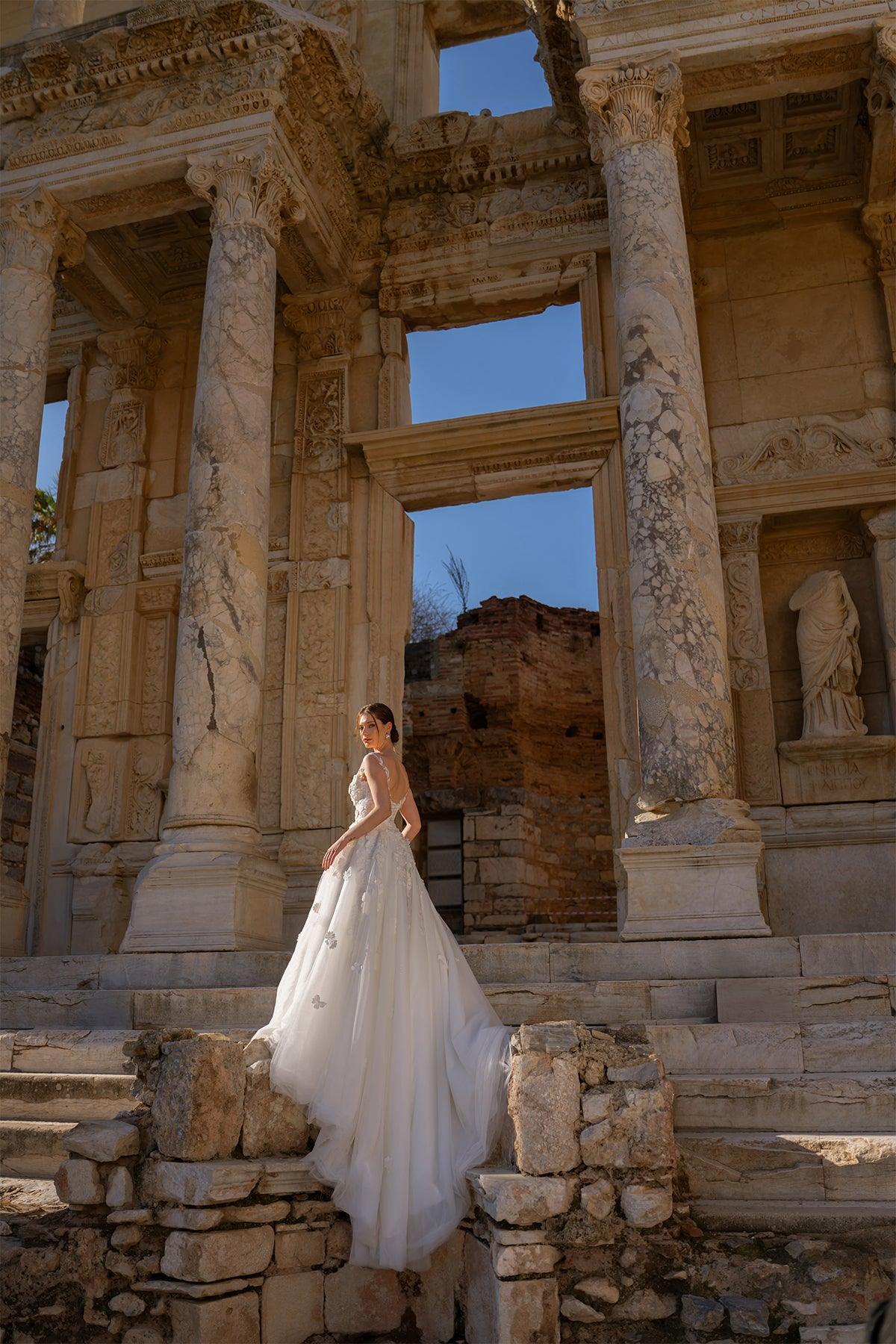 Lowell V Yaka Üç Boyutlu Papatyalı Bohem Gelinlik - Mediha Cambaz Bridal