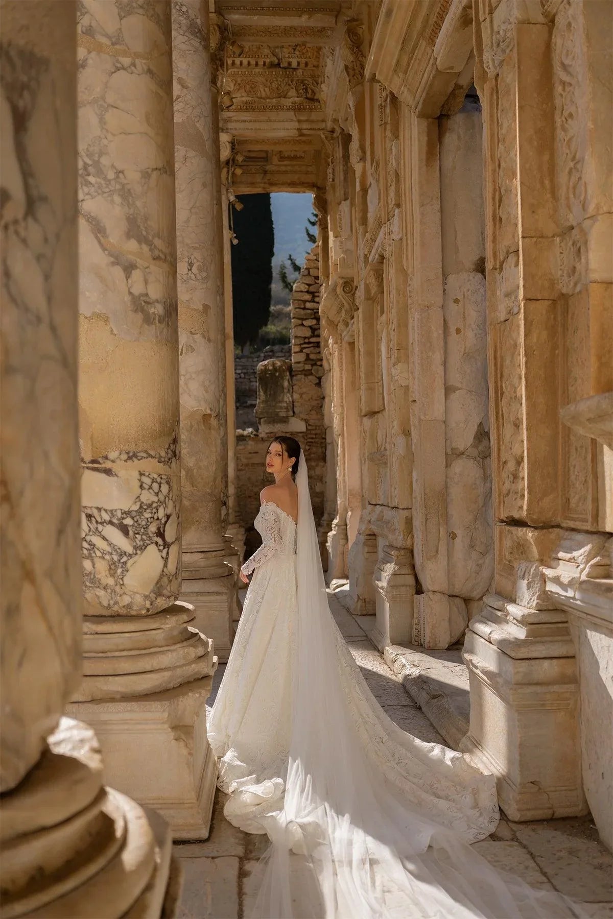 Hera Uzun Kollu Angles Güpürlü A Kesim Gelinlik - Mediha Cambaz Bridal