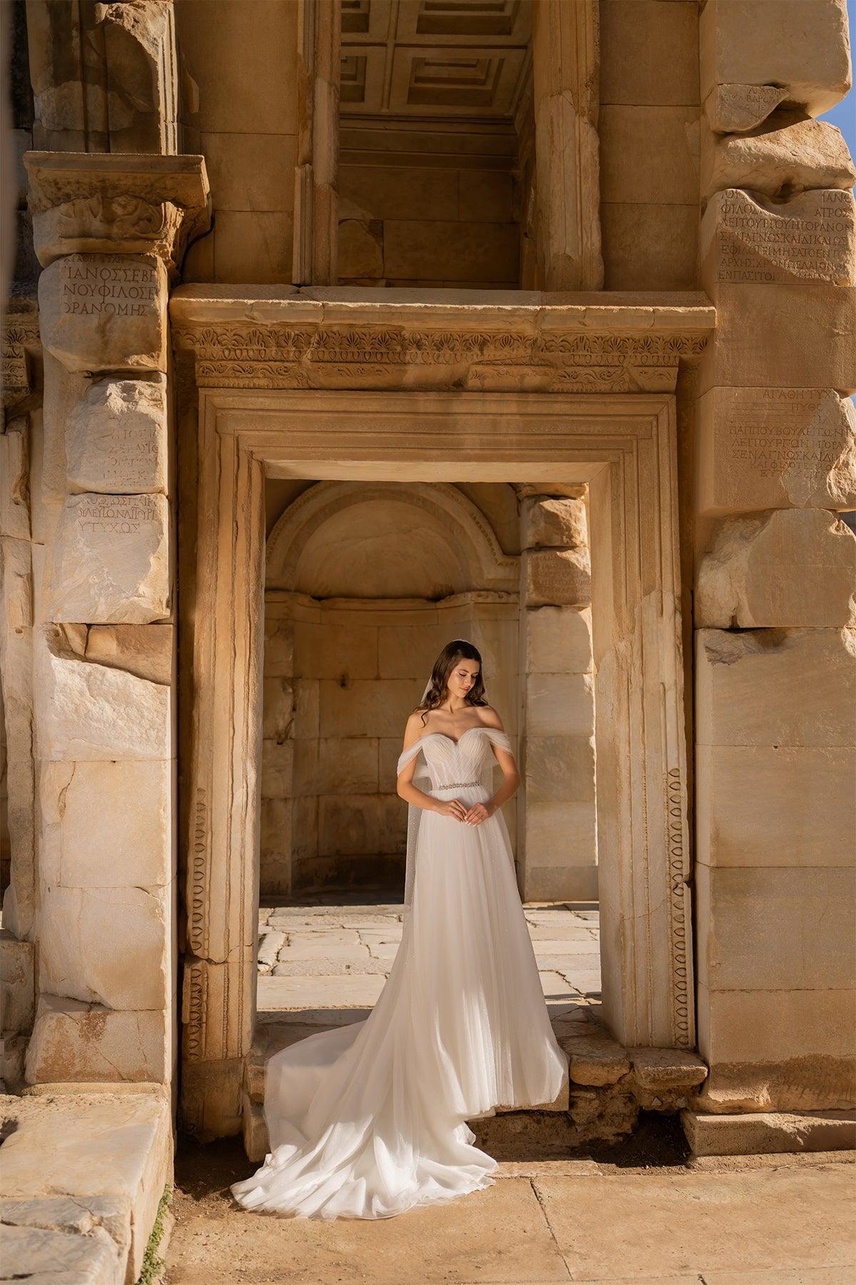 Sophronia Düşük Kollu Drapeli Helen Gelinlik - Mediha Cambaz Bridal