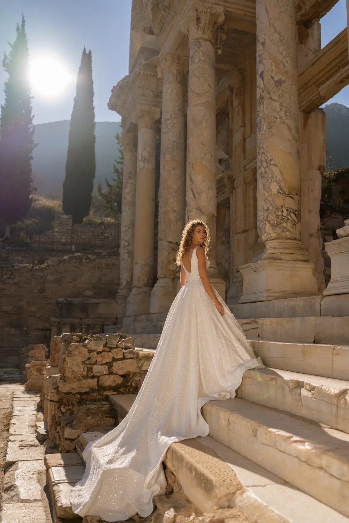 Antiochus Kare Yaka Kasnak İşi A Kesim Gelinlik - Mediha Cambaz Bridal
