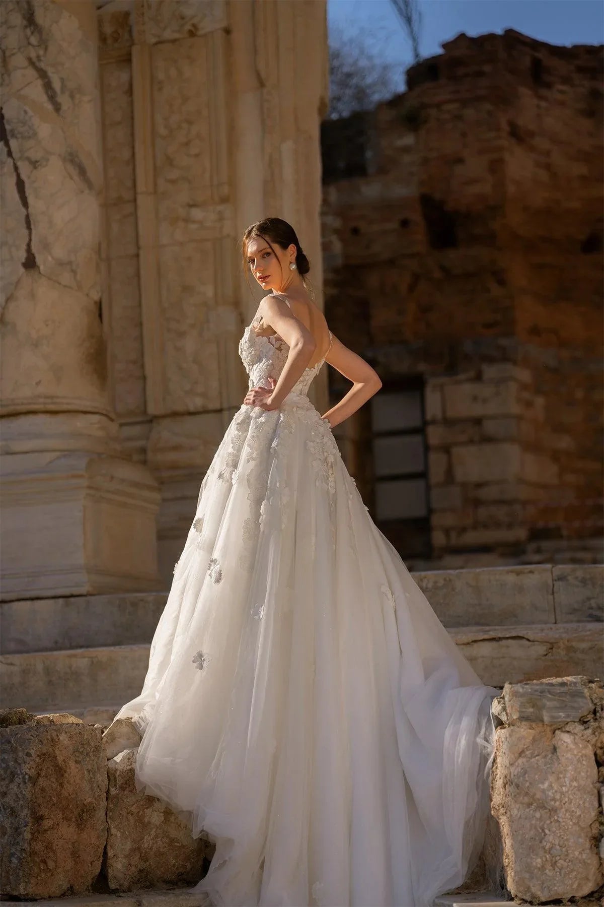 Lowell V Yaka Üç Boyutlu Papatyalı Bohem Gelinlik - Mediha Cambaz Bridal