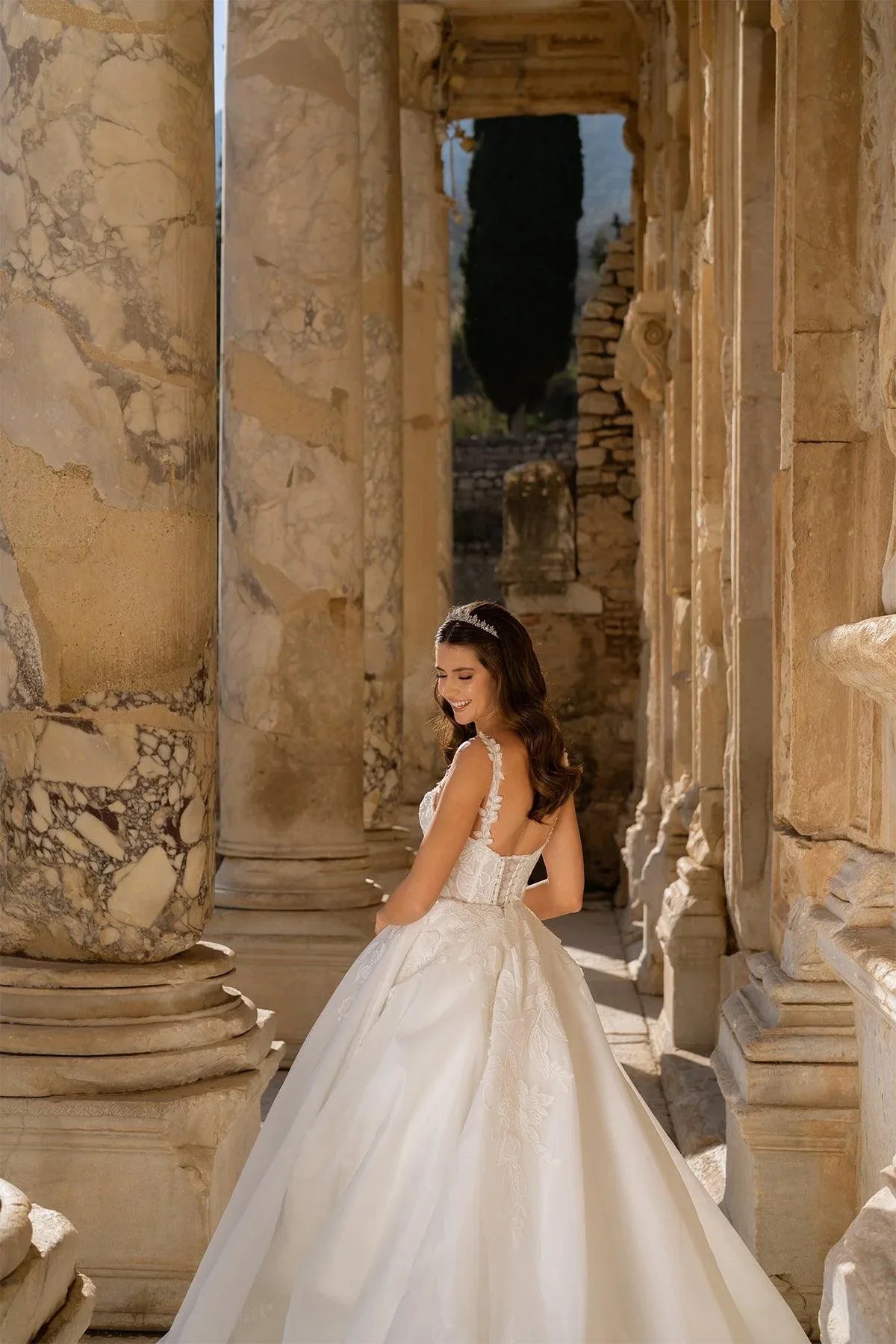 Seneca Kalp Yaka Çiçekli Pileli Prenses Gelinlik - Mediha Cambaz Bridal