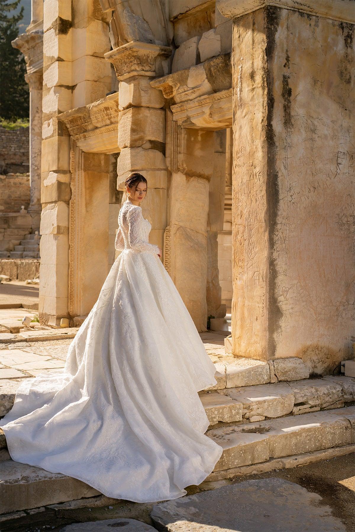 Dionysius Uzun Kollu Beş Köşe Yaka Prenses Gelinlik - Mediha Cambaz Bridal
