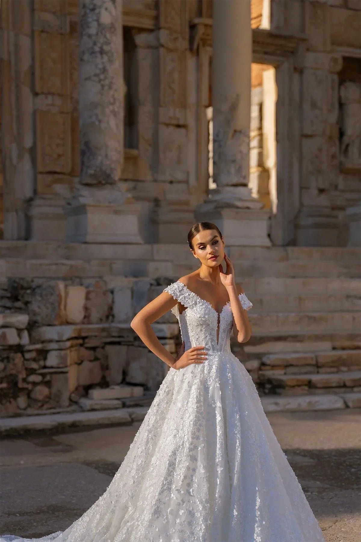 Cyrus Madonna Yaka Çiçekli A Kesim Gelinlik - Mediha Cambaz Bridal