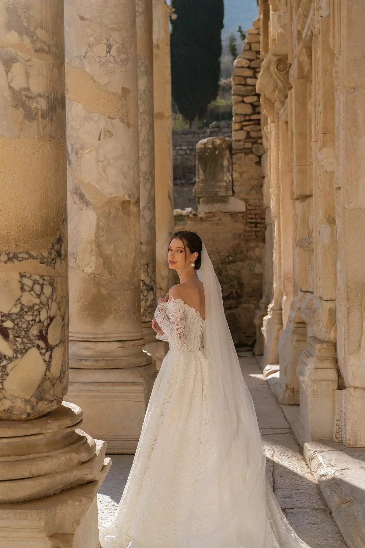 Hera Uzun Kollu Angles Güpürlü A Kesim Gelinlik - Mediha Cambaz Bridal