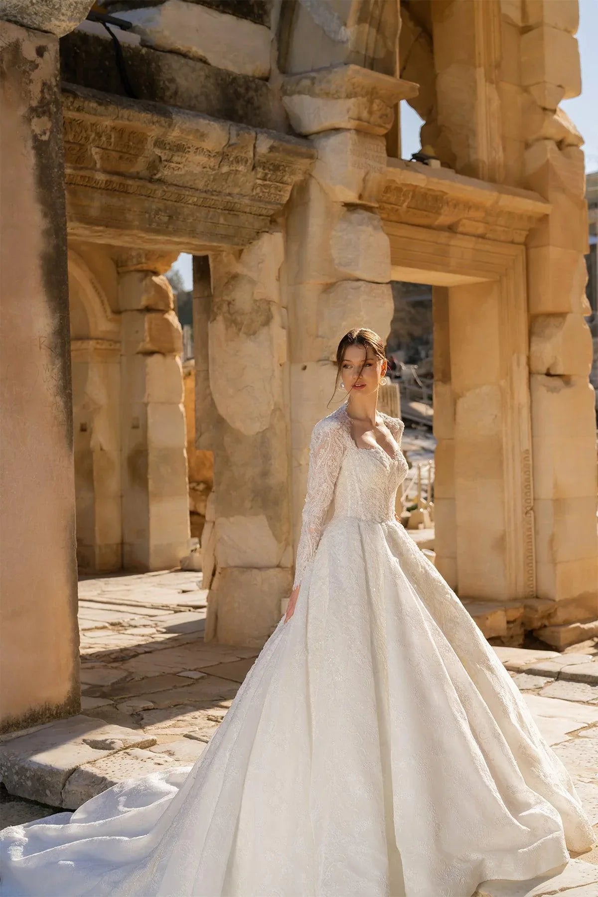 Dionysius Uzun Kollu Beş Köşe Yaka Prenses Gelinlik - Mediha Cambaz Bridal