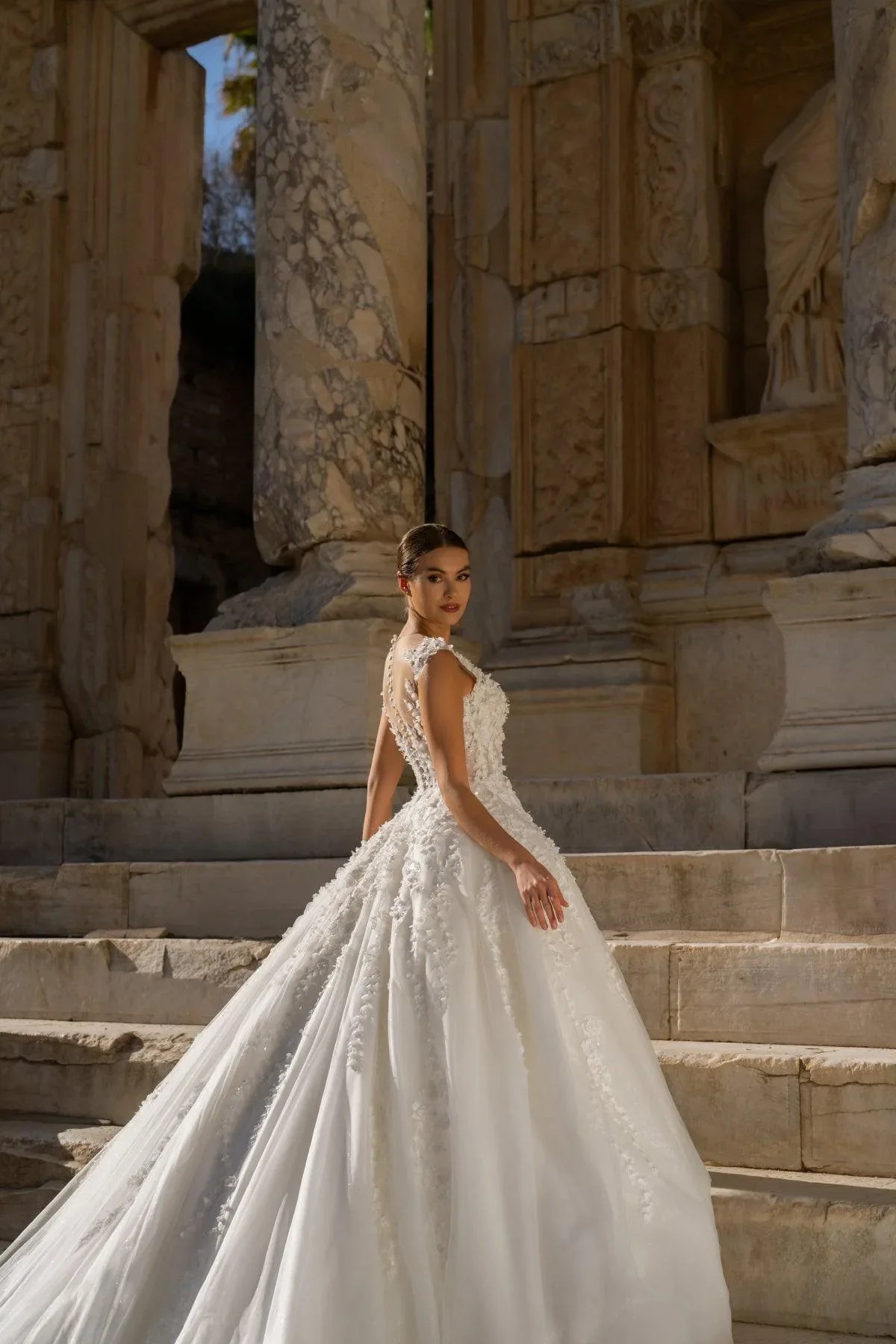 Arsineo Askılı Çiçek Aplikeli Prenses Kesim Gelinlik - Mediha Cambaz Bridal