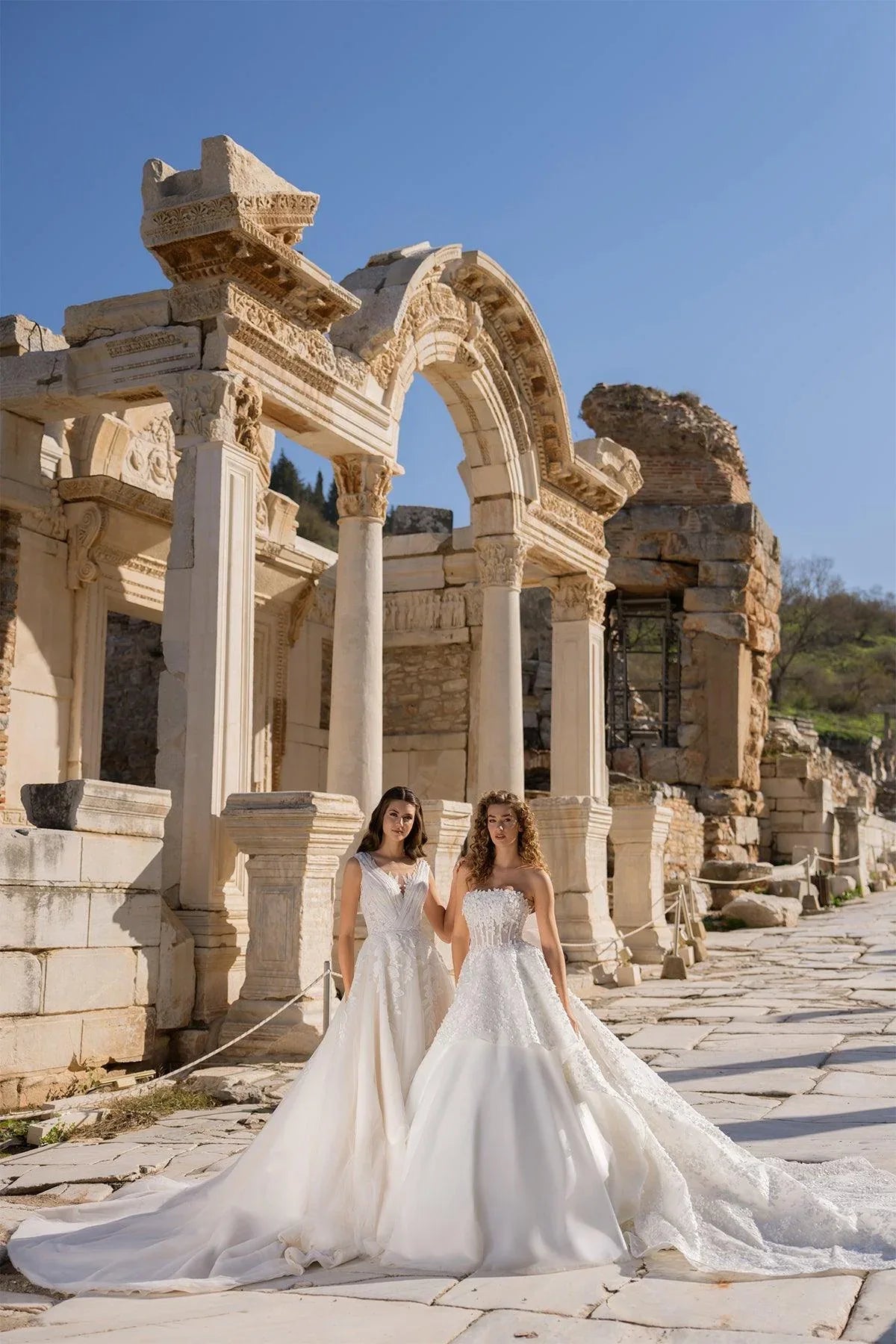 Mithridates Düşük Omuz Drapeli Helenistik Gelinlik - Mediha Cambaz Bridal