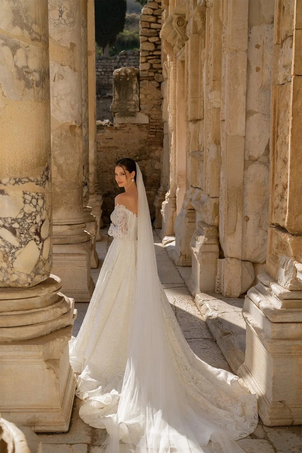 Hera Uzun Kollu Angles Güpürlü A Kesim Gelinlik - Mediha Cambaz Bridal