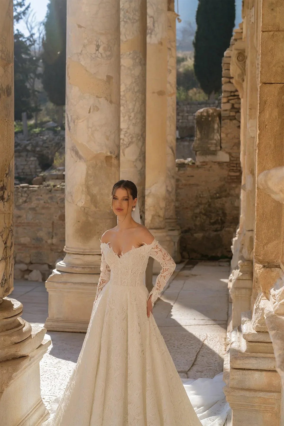Hera Uzun Kollu Angles Güpürlü A Kesim Gelinlik - Mediha Cambaz Bridal