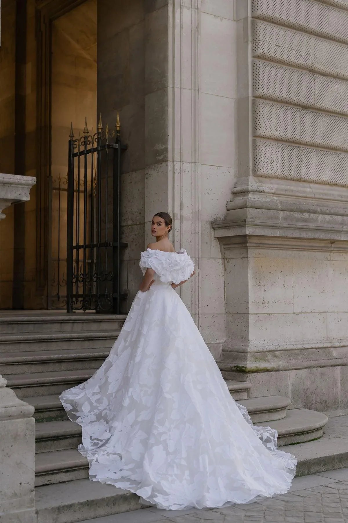 Daniel Brokar Organzeli Düşük Kol Pelerinli Drapeli A Kesim Gelinlik - Mediha Cambaz Bridal
