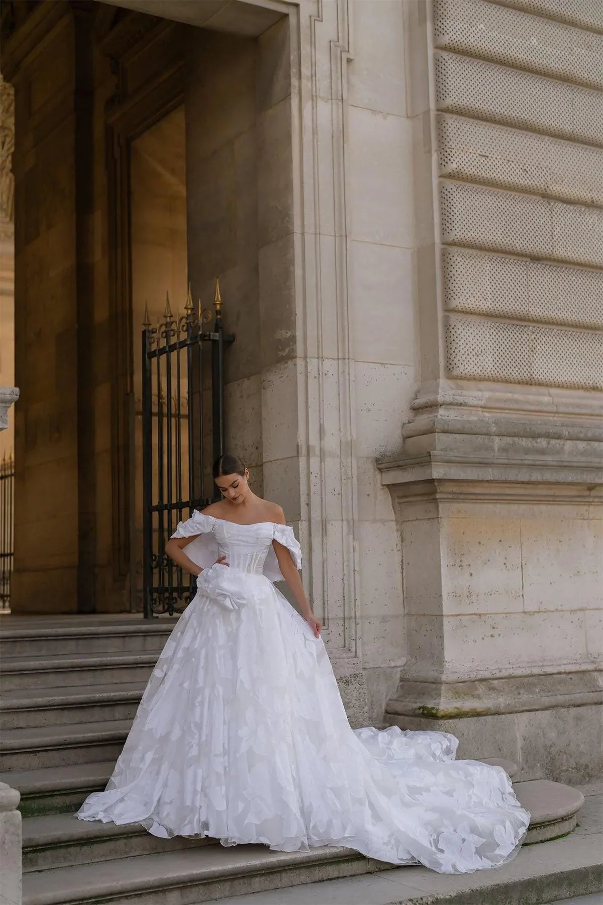 Daniel Brokar Organzeli Düşük Kol Pelerinli Drapeli A Kesim Gelinlik - Mediha Cambaz Bridal