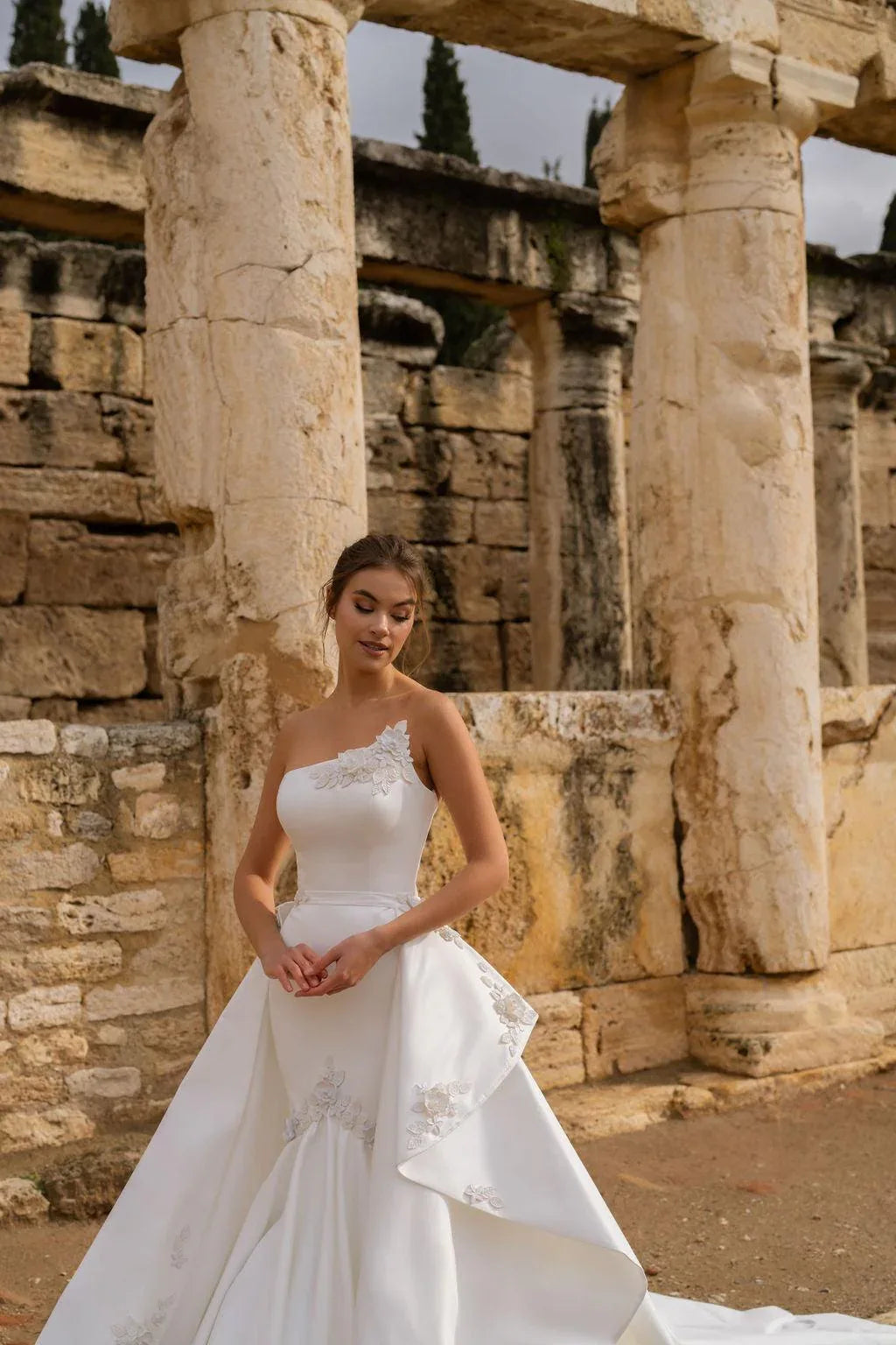 Cleopatra Asimetrik Yaka Entegre Etekli Balık Gelinlik - Mediha Cambaz Bridal