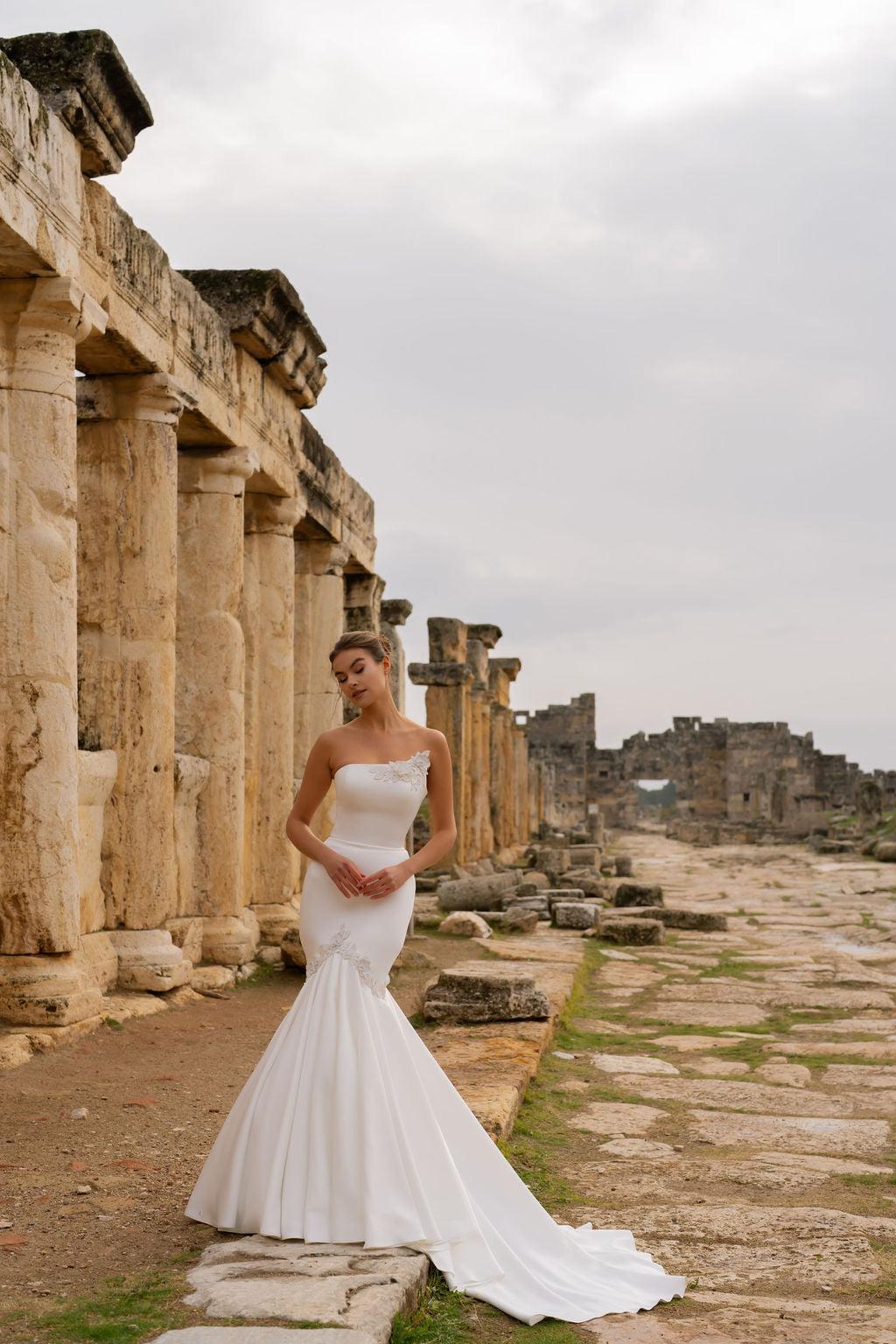 Cleopatra Asimetrik Yaka Entegre Etekli Balık Gelinlik - Mediha Cambaz Bridal