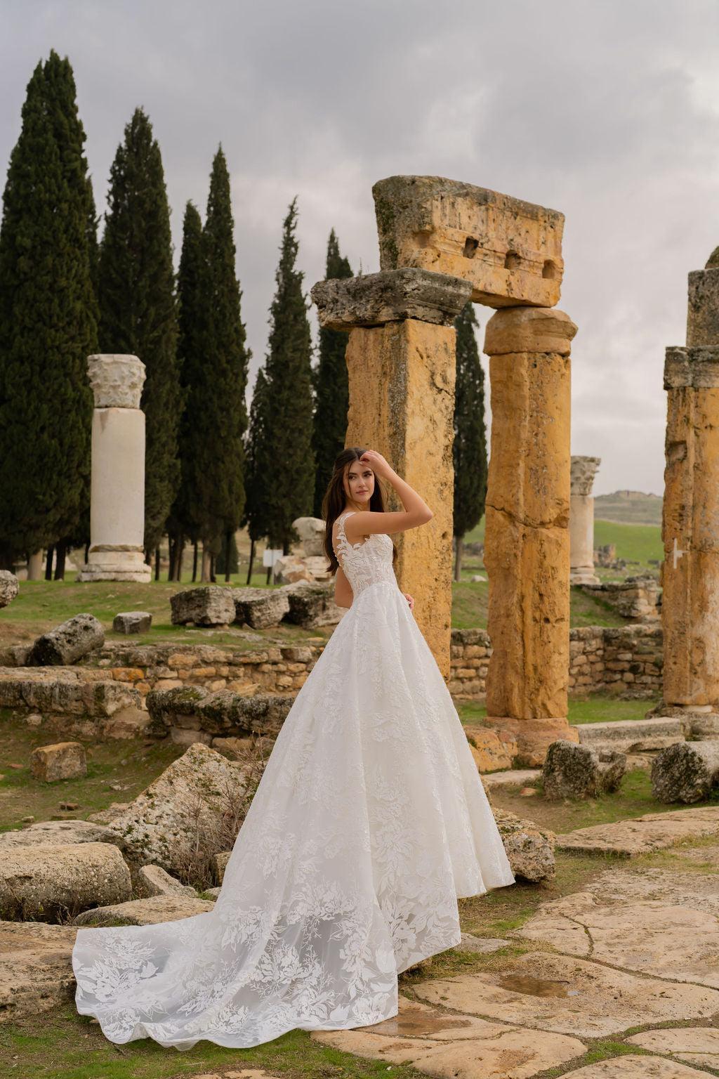 Minevra Düşük Omuzlu Işıltılı A Kesim Gelinlik - Mediha Cambaz Bridal