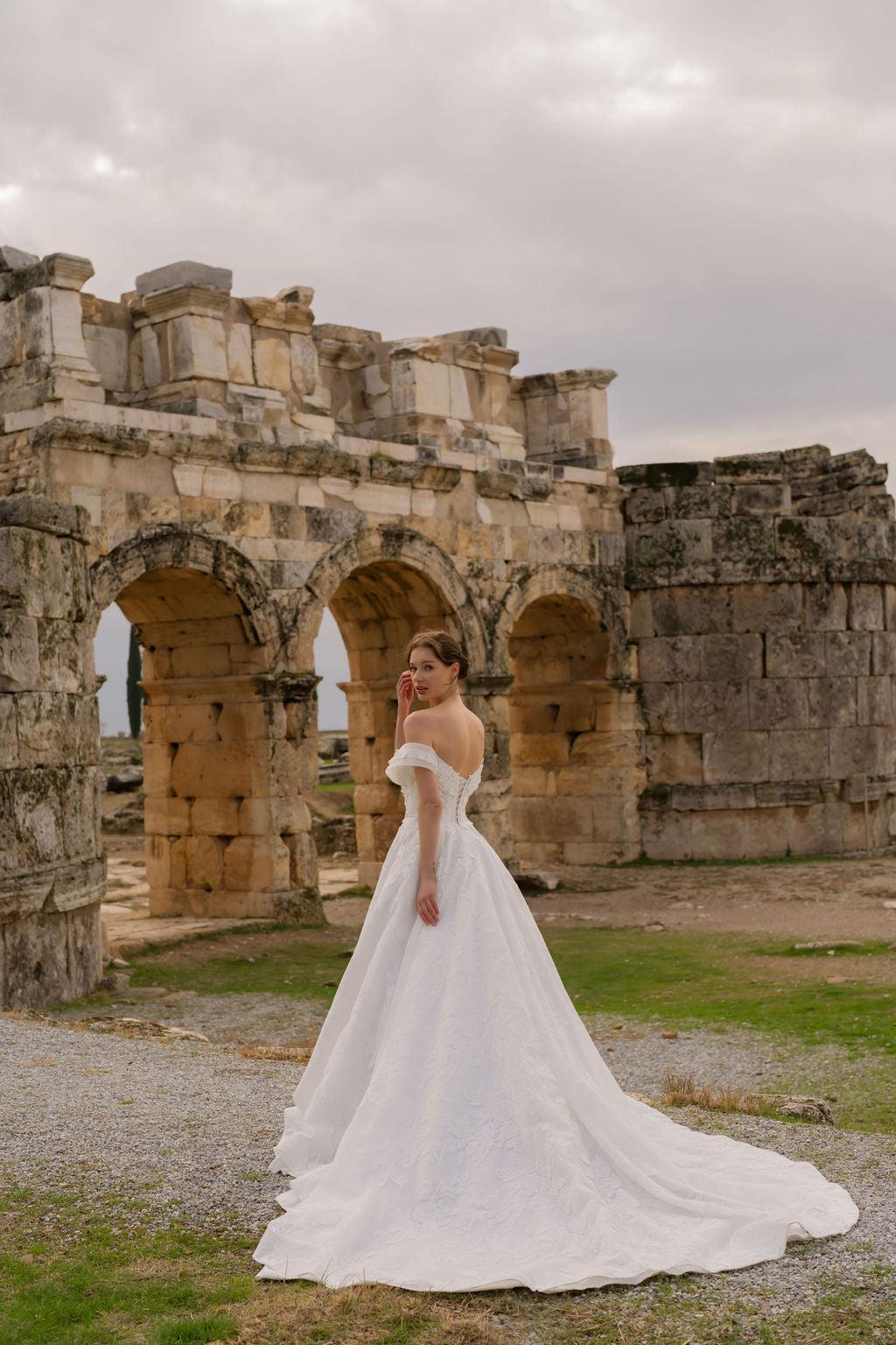 Helena Madonna Yaka Çiçekli A Kesim Gelinlik - Mediha Cambaz Bridal