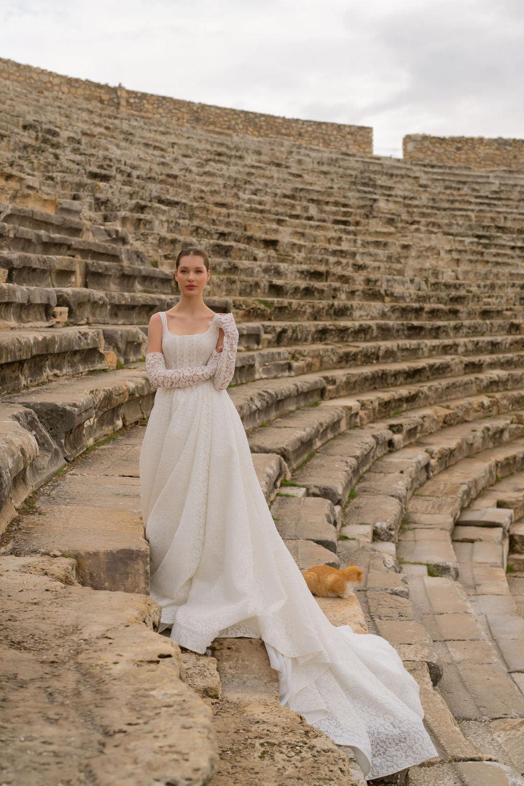 Calpurnia Kare Yaka Fransız Dantelli A Kesim Gelinlik - Mediha Cambaz Bridal
