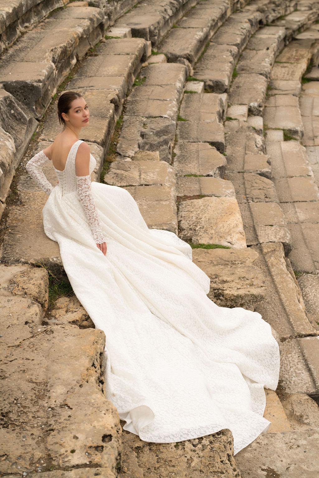 Calpurnia Kare Yaka Fransız Dantelli A Kesim Gelinlik - Mediha Cambaz Bridal