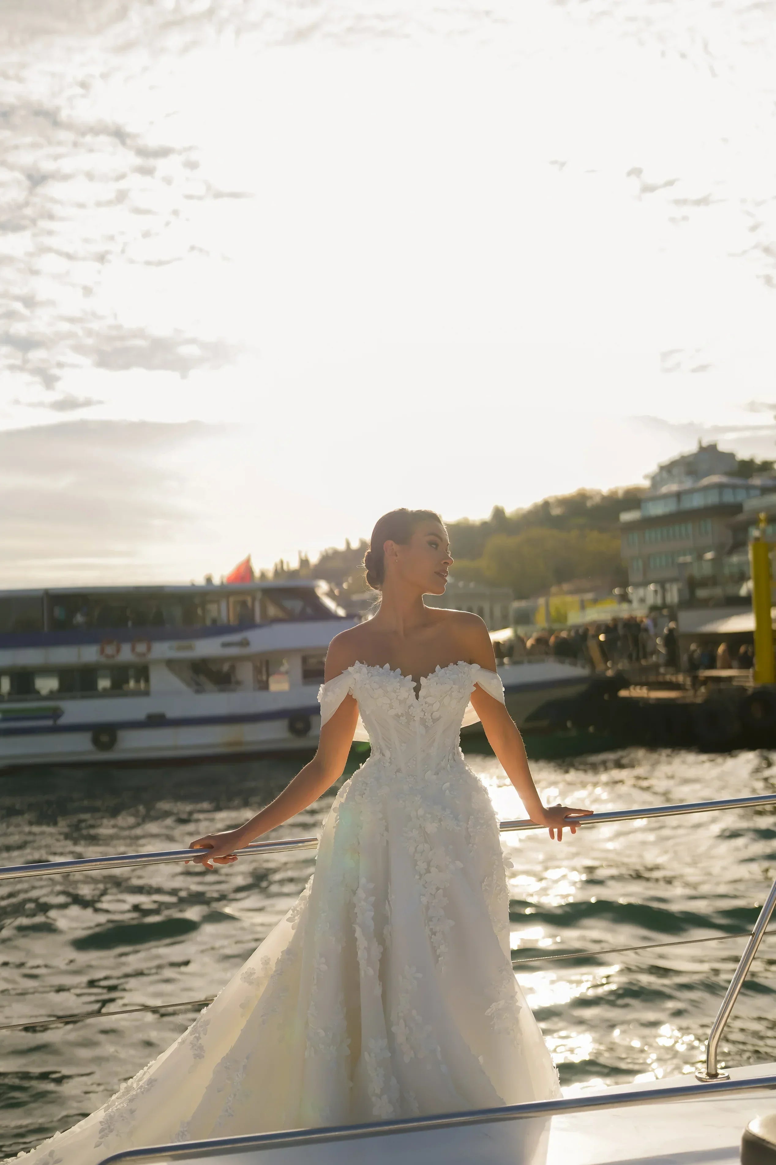 Amara Madonna Yaka Drapeli Üç Boyutlu Çiçekli A Kesim Gelinlik - Mediha Cambaz Bridal
