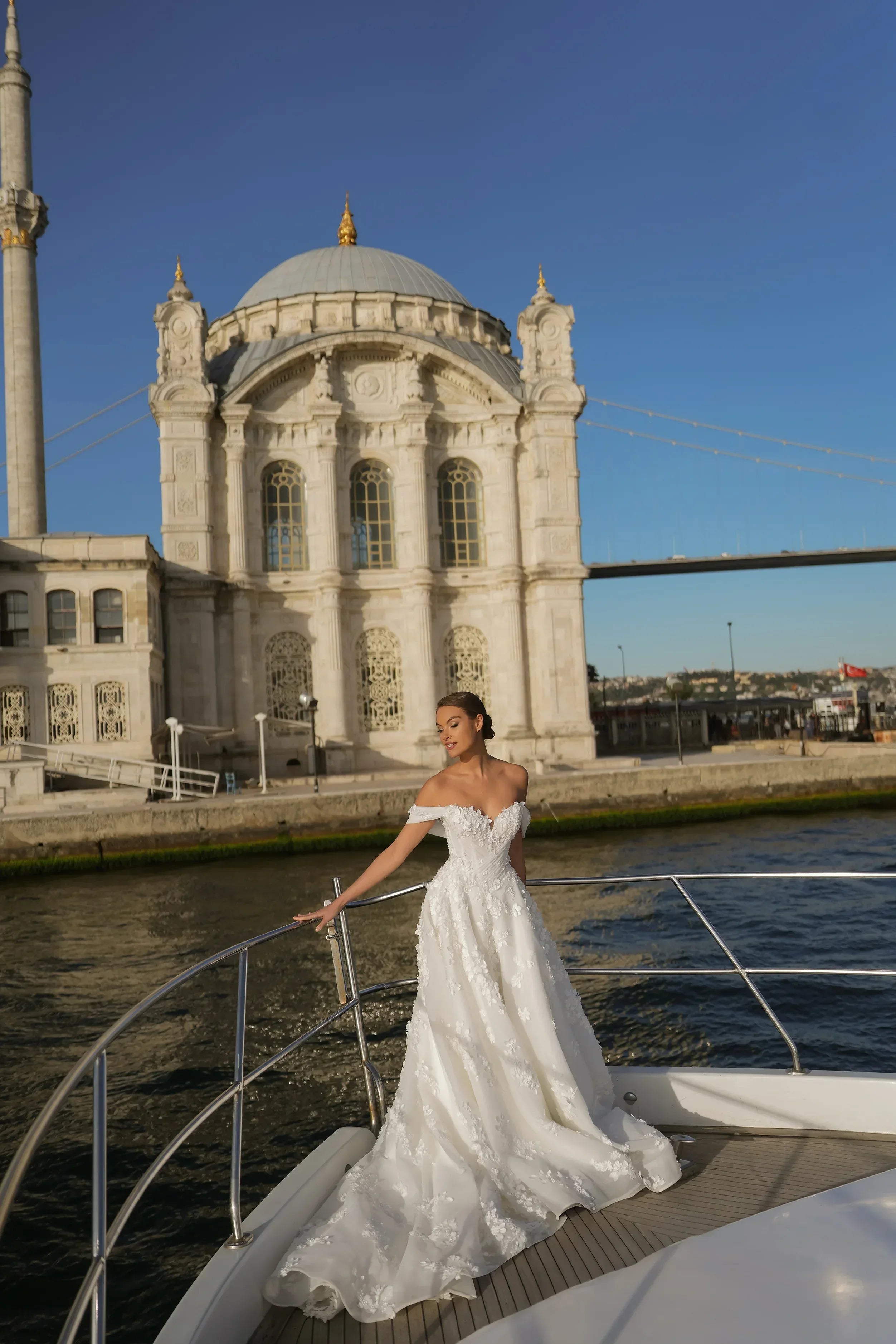 Amara Madonna Yaka Drapeli Üç Boyutlu Çiçekli A Kesim Gelinlik - Mediha Cambaz Bridal