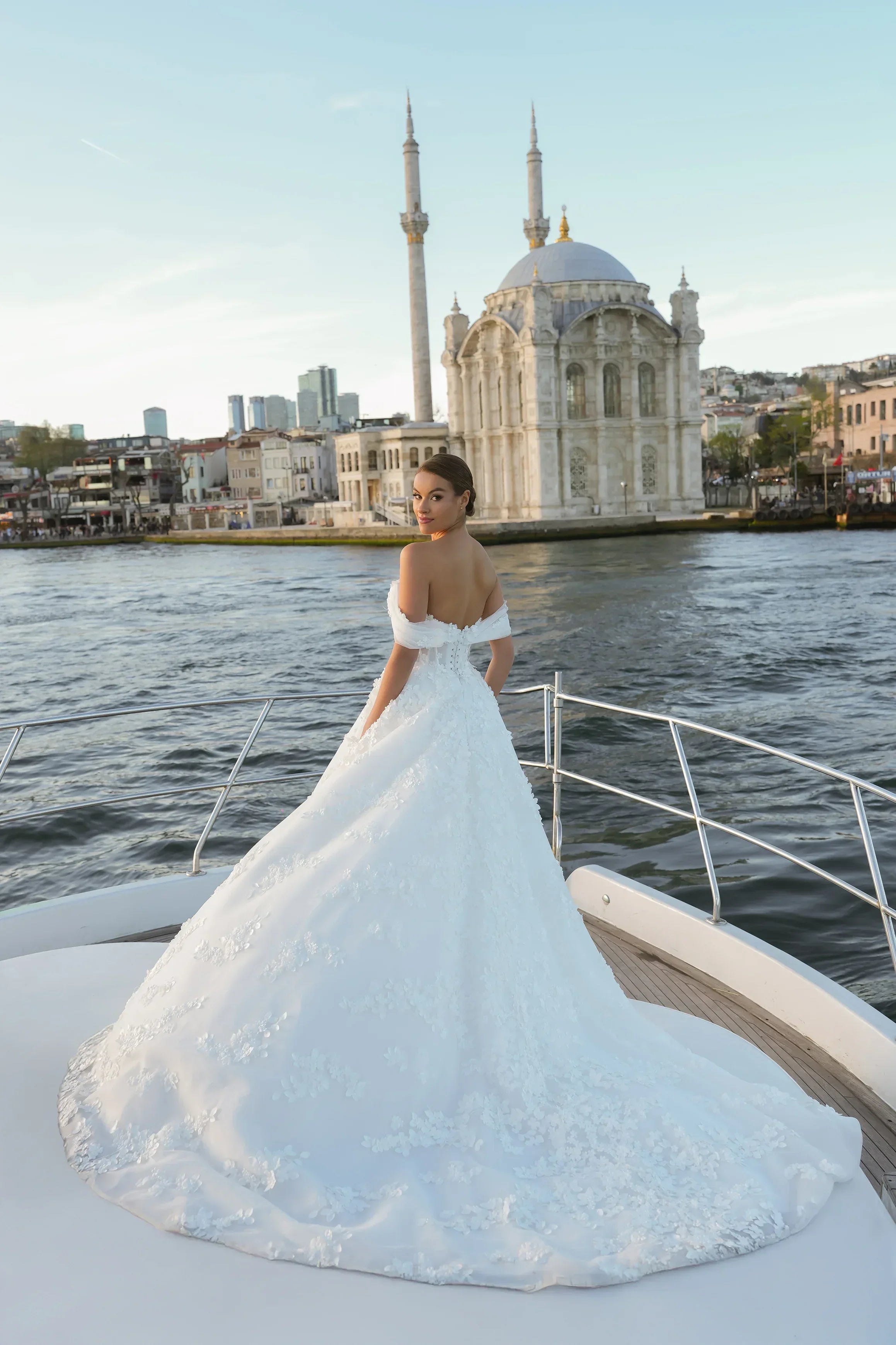 Amara Madonna Yaka Drapeli Üç Boyutlu Çiçekli A Kesim Gelinlik - Mediha Cambaz Bridal