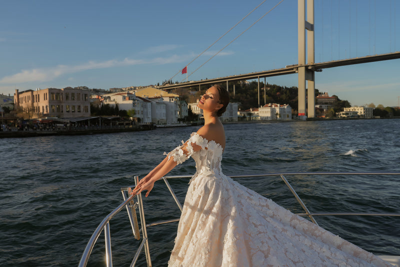 Paeonia Havuz Yaka Üç Boyutlu Çiçek Dantelli A Kesim Gelinlik