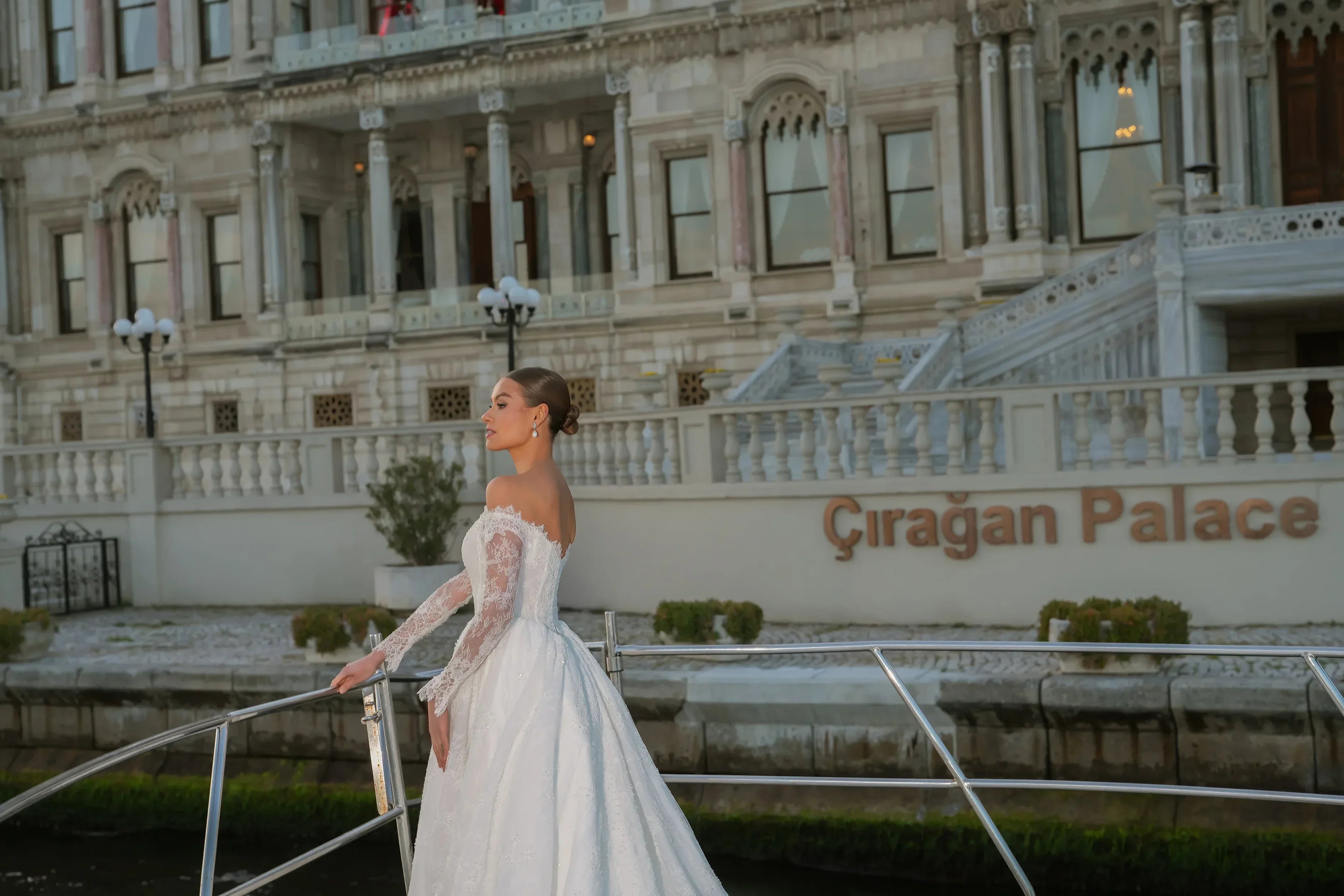Leontine Havuz Yaka Fransız Dantelli Prenses Gelinlik - Mediha Cambaz Bridal