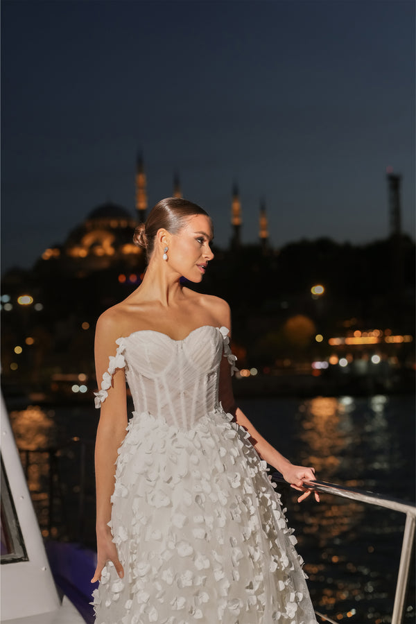 Caleb M Yaka Üç Boyutlu Çiçekli A Kesim Helen Gelinlik